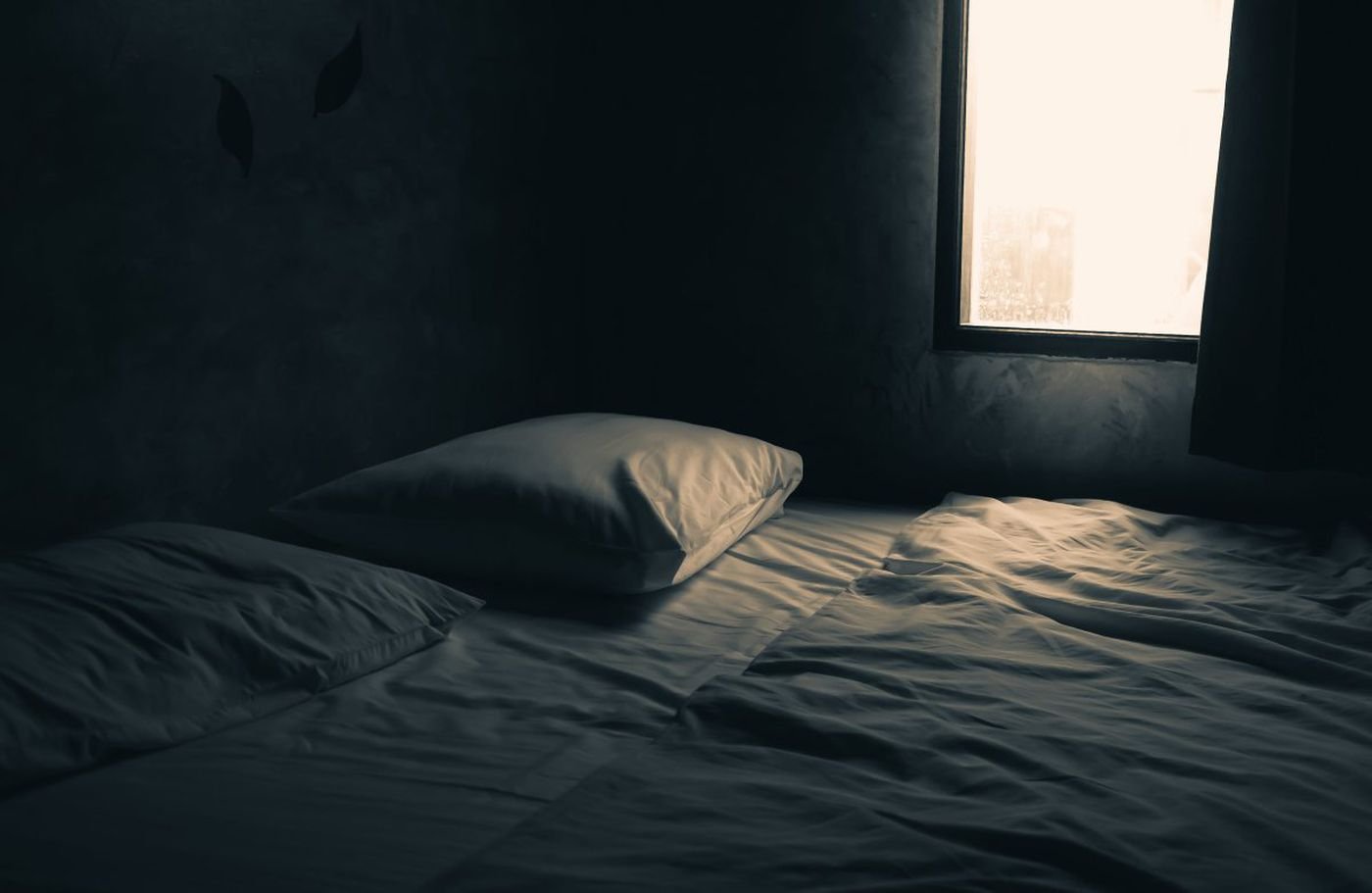 Темная комната фон с кроватью