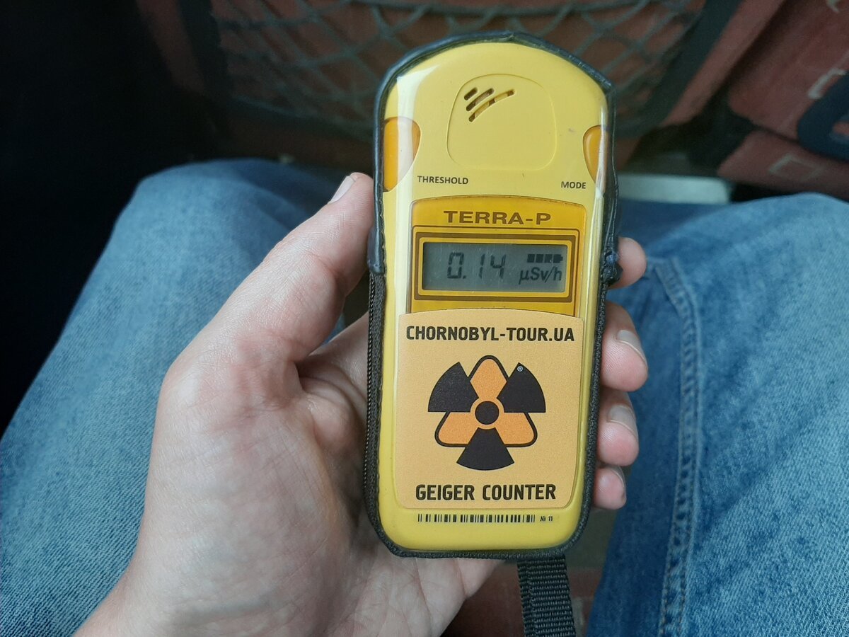 Как можно уменьшить радиационный фон. Дозиметр радиации Чернобыль. Прибор для измерения радиации Чернобыль. Дозиметр радиации Припять. Радиационный фон на ЧАЭС.