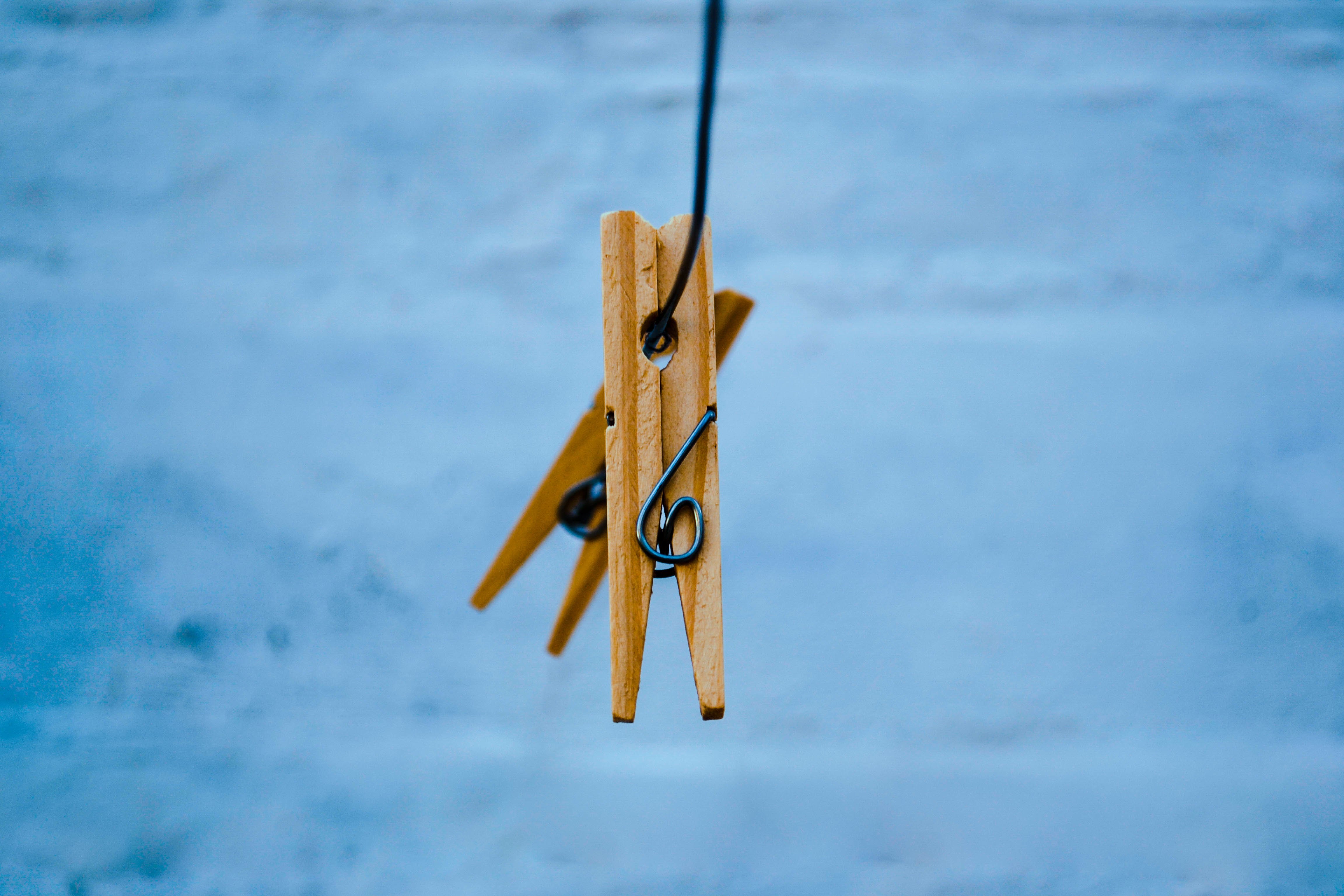 Clothes pins. Прищепки на веревке. Деревянные прищепки. Бельевые прищепки на верёвке. Прищепка бельевая.