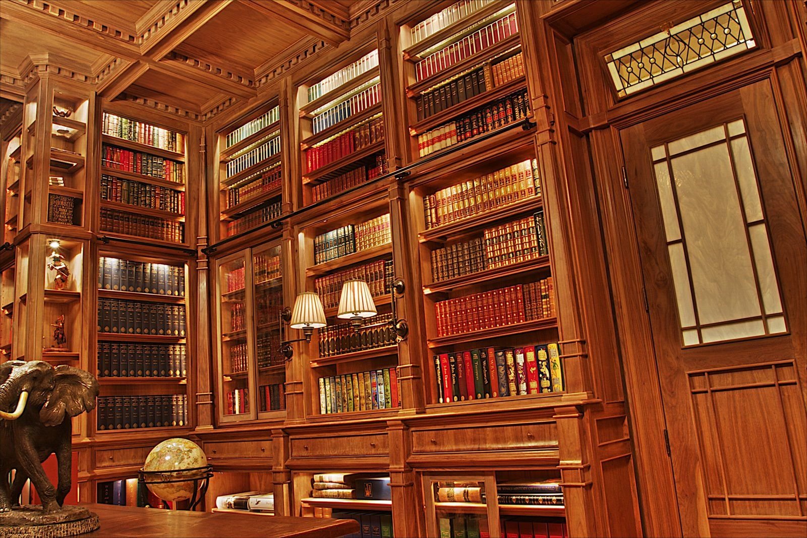 Библиотека рабочий стол. Фабиан Смит книжные стеллажи Берквист. Красивые шкафы для книг. Полки для книг.