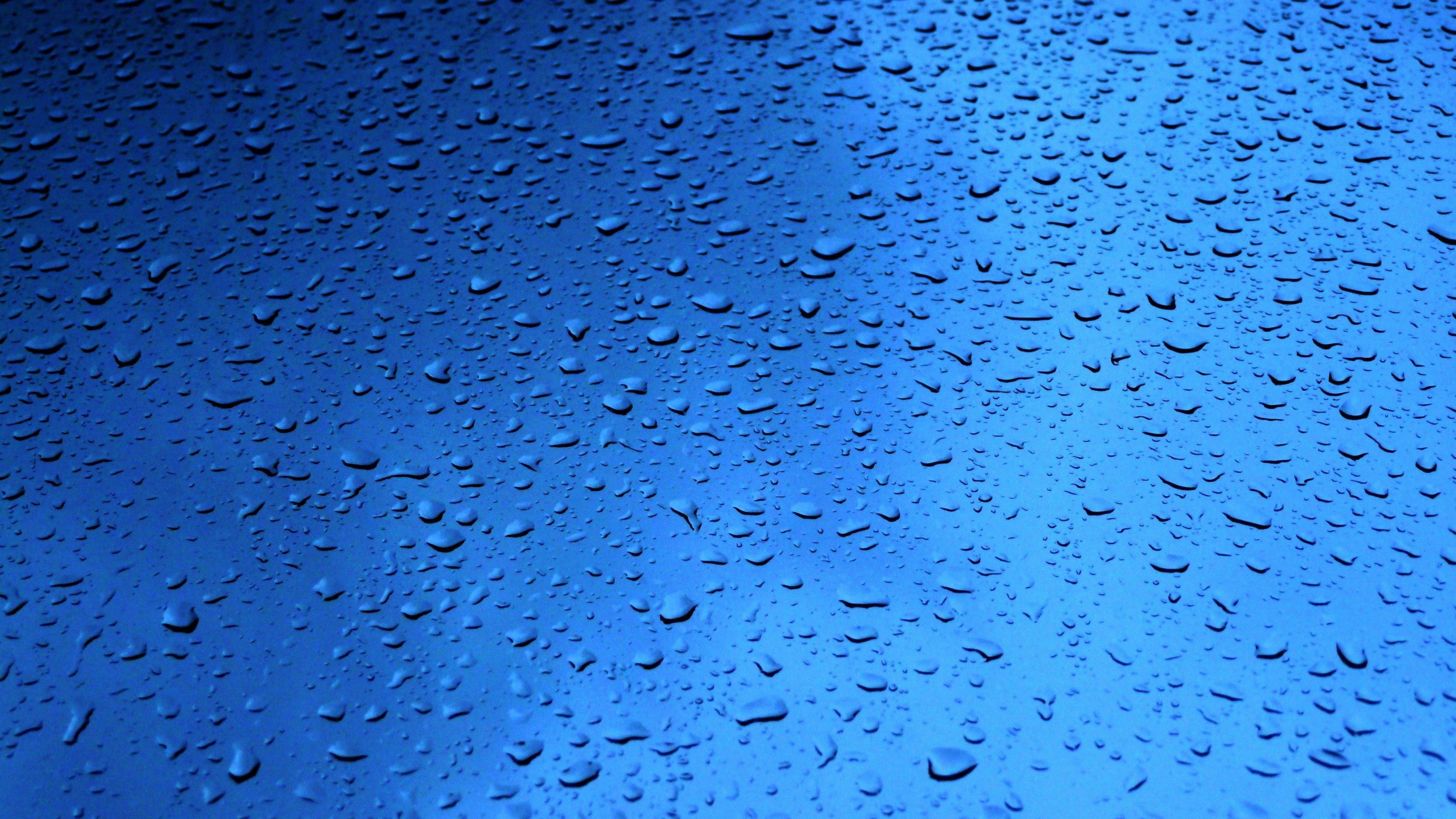Поднимающиеся капли воды. Капли на стекле. Капли дождя. Фон капли. Обои на рабочий стол дождь.