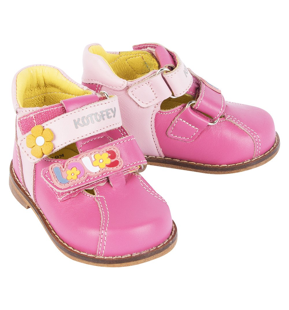 Хорошая детская обувь фирмы. Детская обувь. Ботинки для малышей. Ботиночки для малышей до года. Детская обувь ассортимент.