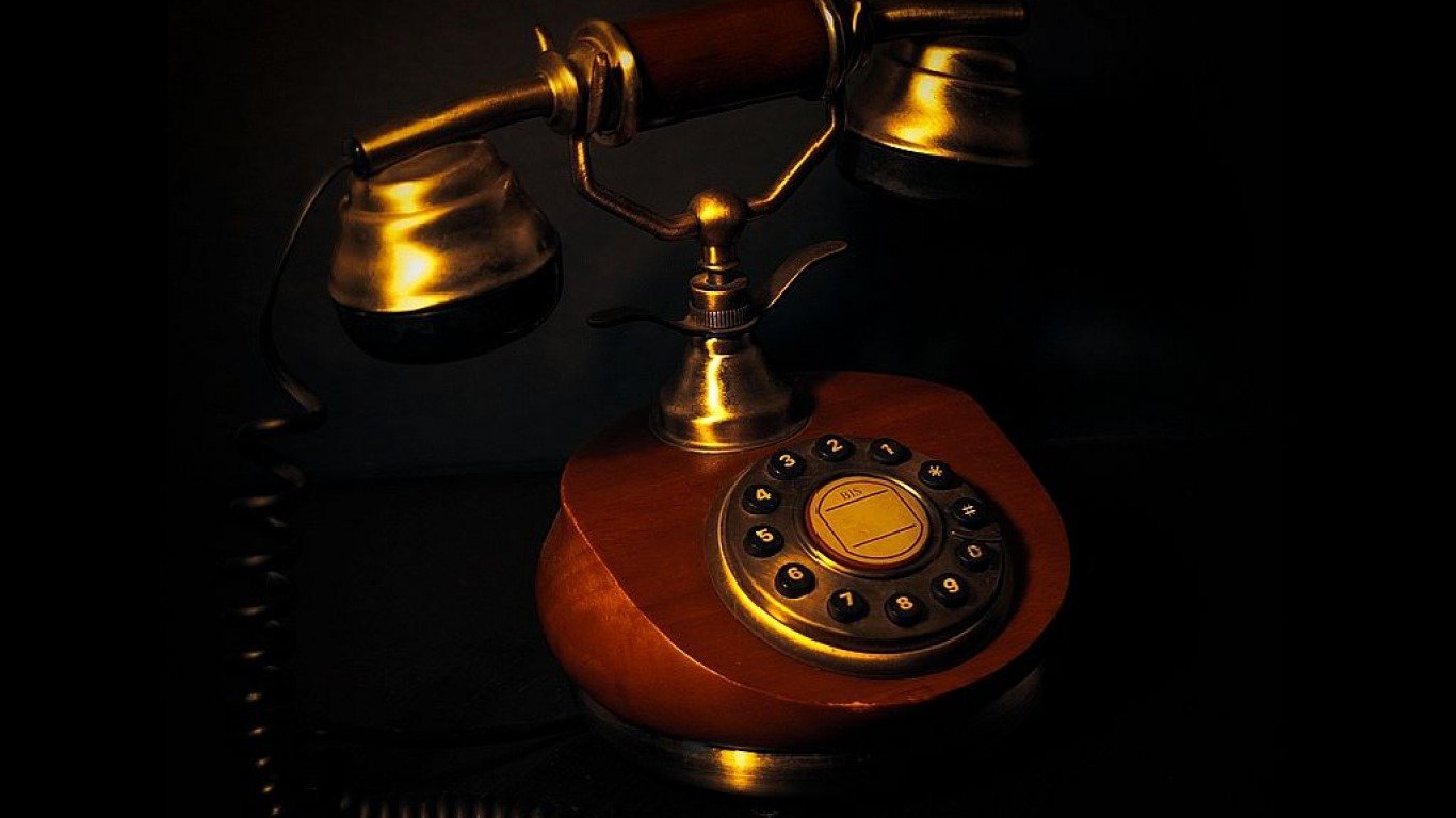 Красивый звонок на мобильный. Старинный телефонный аппарат. Телефонная трубка. Старый телефон. Телефонный аппарат кнопочный.