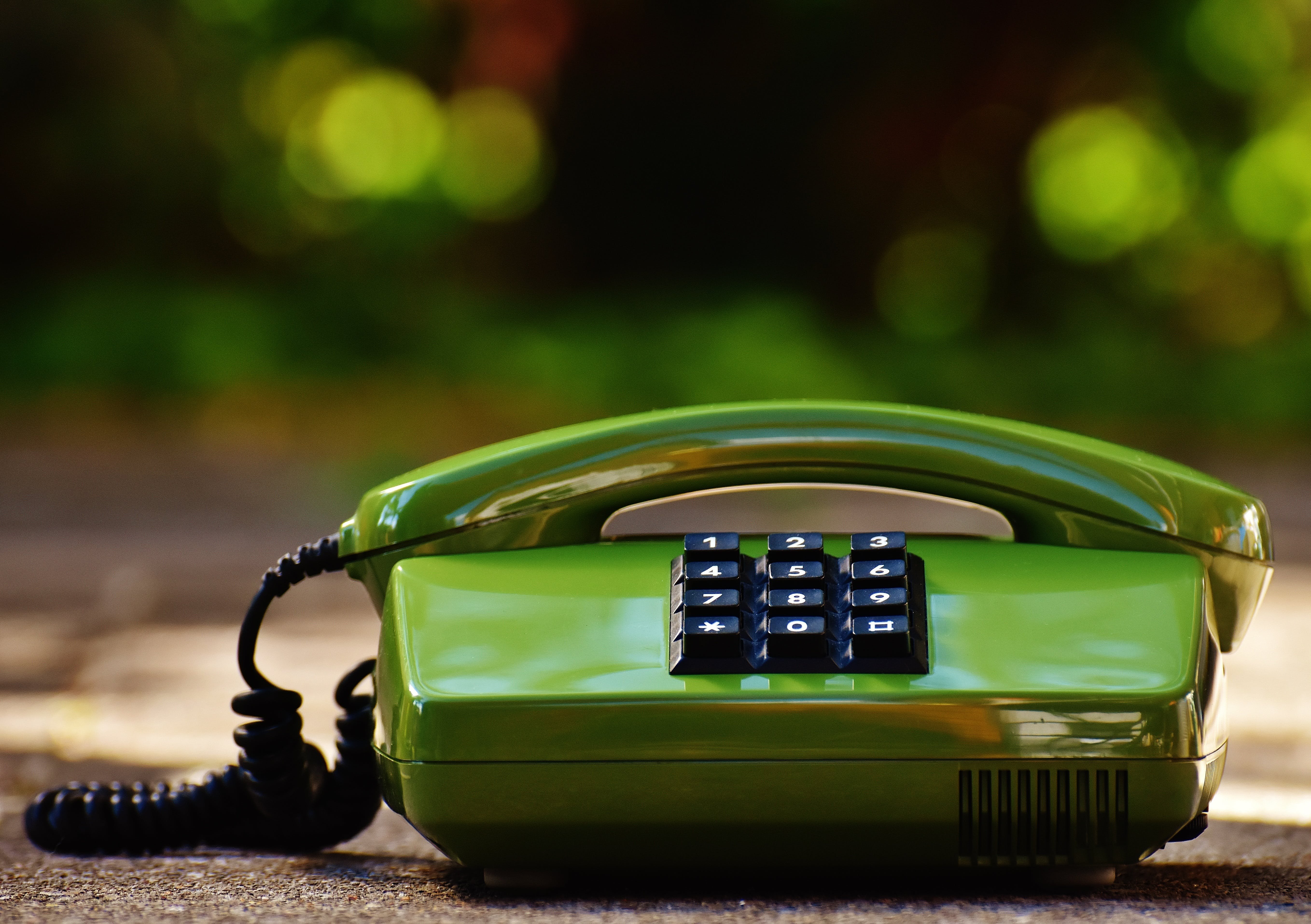 Дополнительный телефон для связи. Зеленый телефон. Телефонная трубка. Зеленая телефонная трубка. Теслафон.