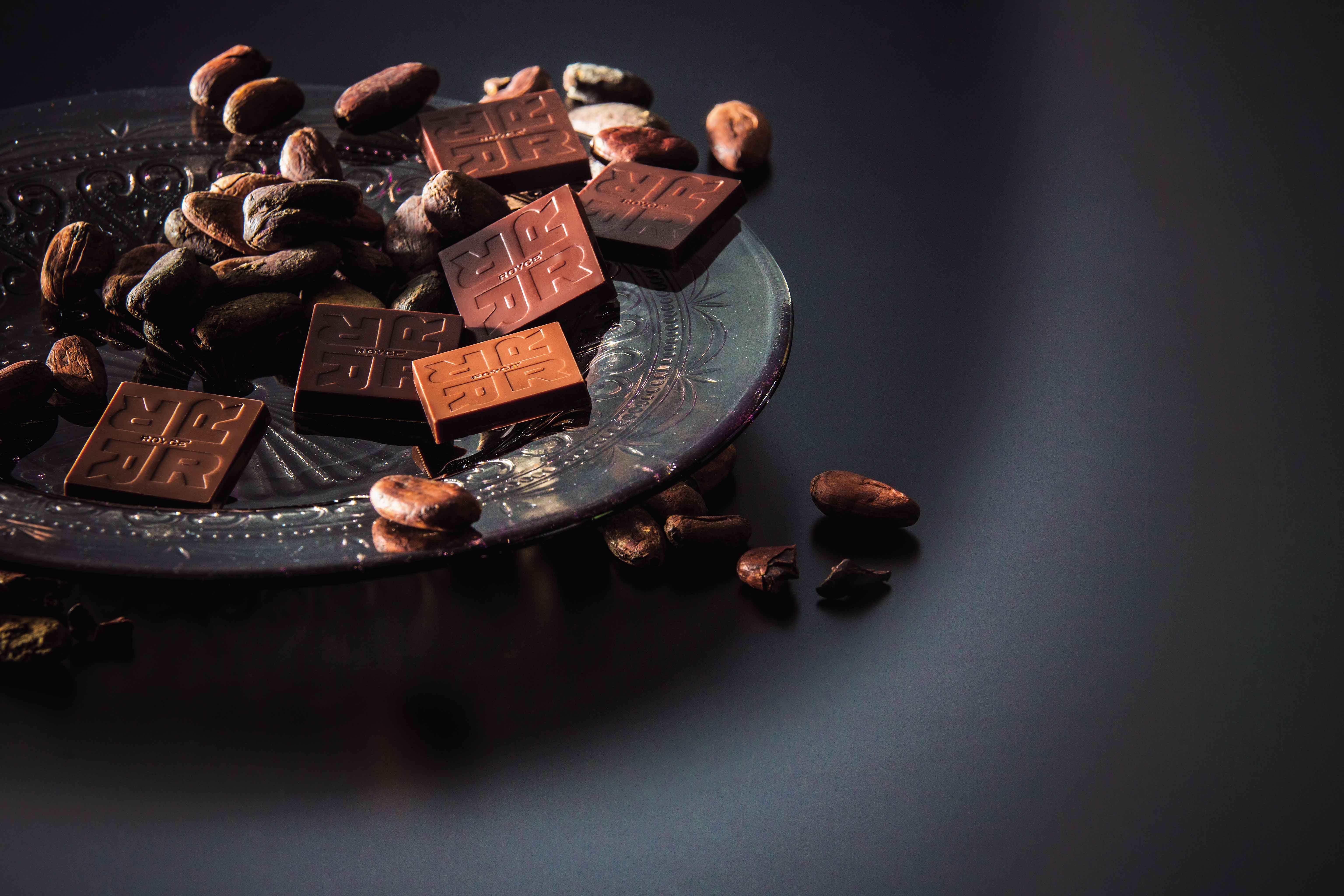 Шоколад столе. Горький шоколад шоколатье. Шоколадные конфеты на черном фоне. Шоколад фон. Шоколадная плитка.