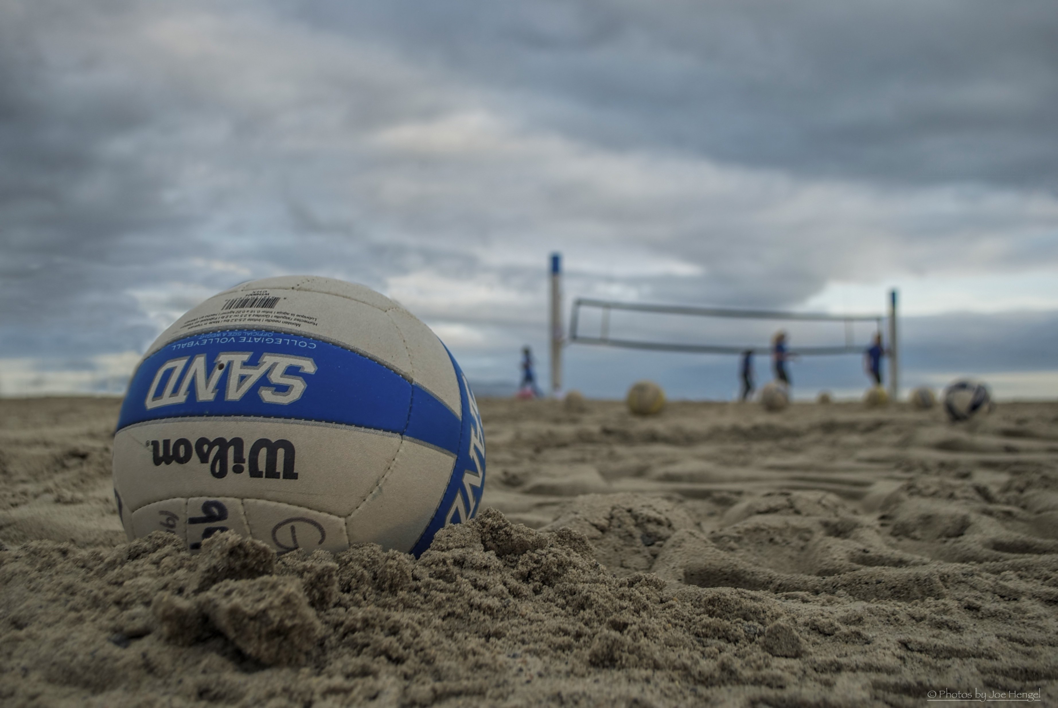 Волейбольный мяч на песке