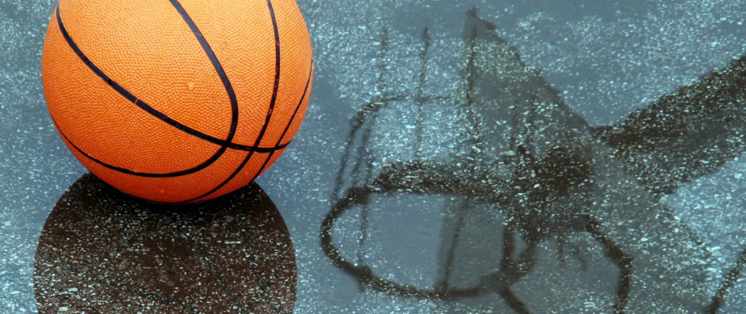 Спортивный мяч в баскетболе. Баскетбольный мяч. Баскетбольный мяч на площадке. Красивые баскетбольные мячи. Баскетбольный мяч на асфальте.