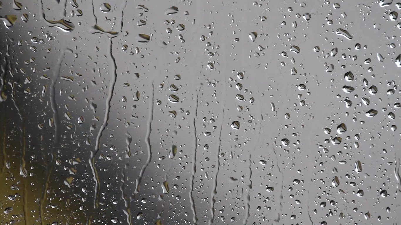 В стене капает вода. Капли на стекле. Капли дождя. Эффект дождя. Дождь на стекле.