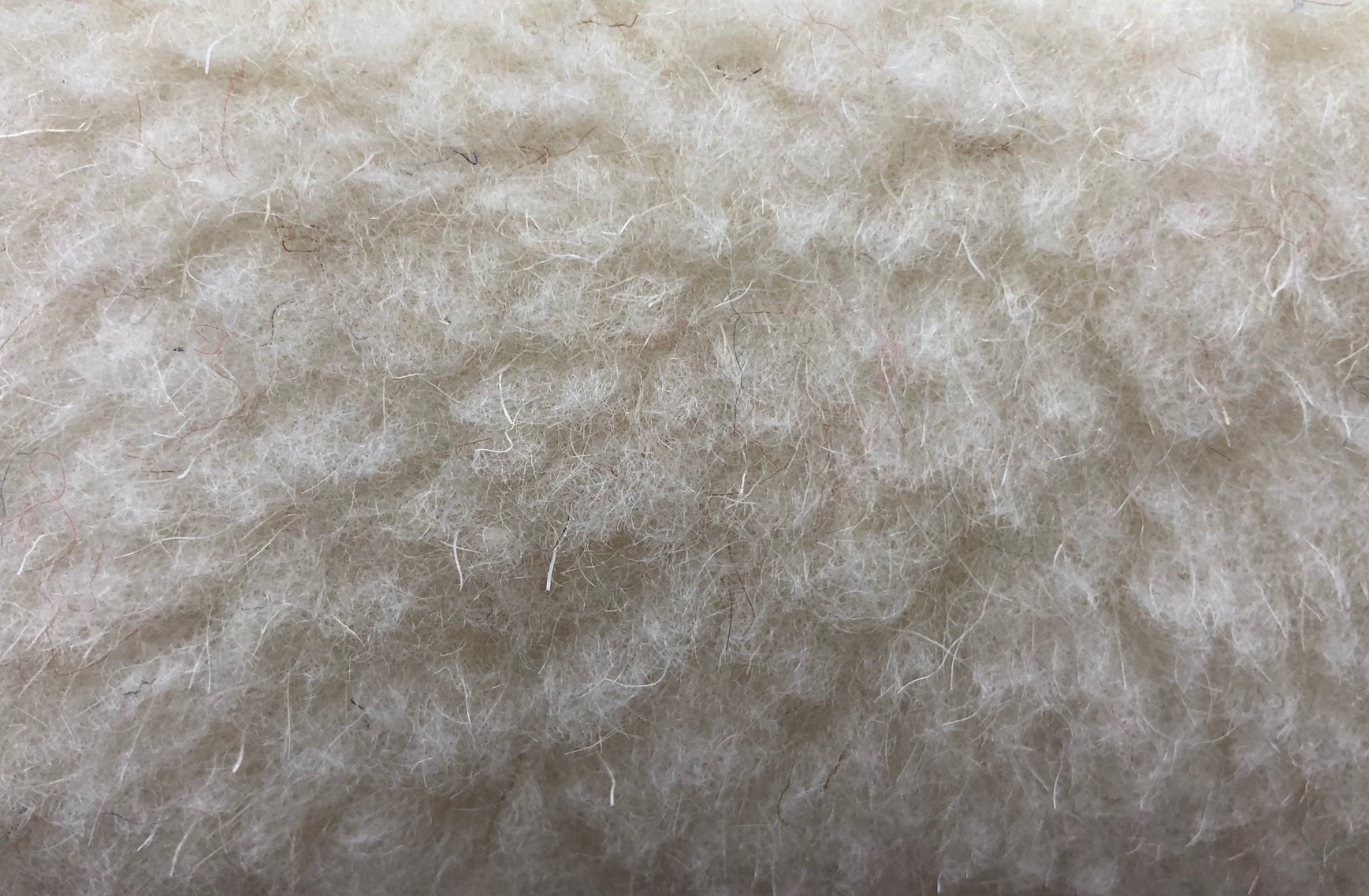 Шерсть в воздухе. Мех мериноса на трикотажной основе (70% овчина, 30% хлопок). Овечья шерсть 80% Лавсан мех. Ткань мех шерпа текстура. Натуральная шерсть.