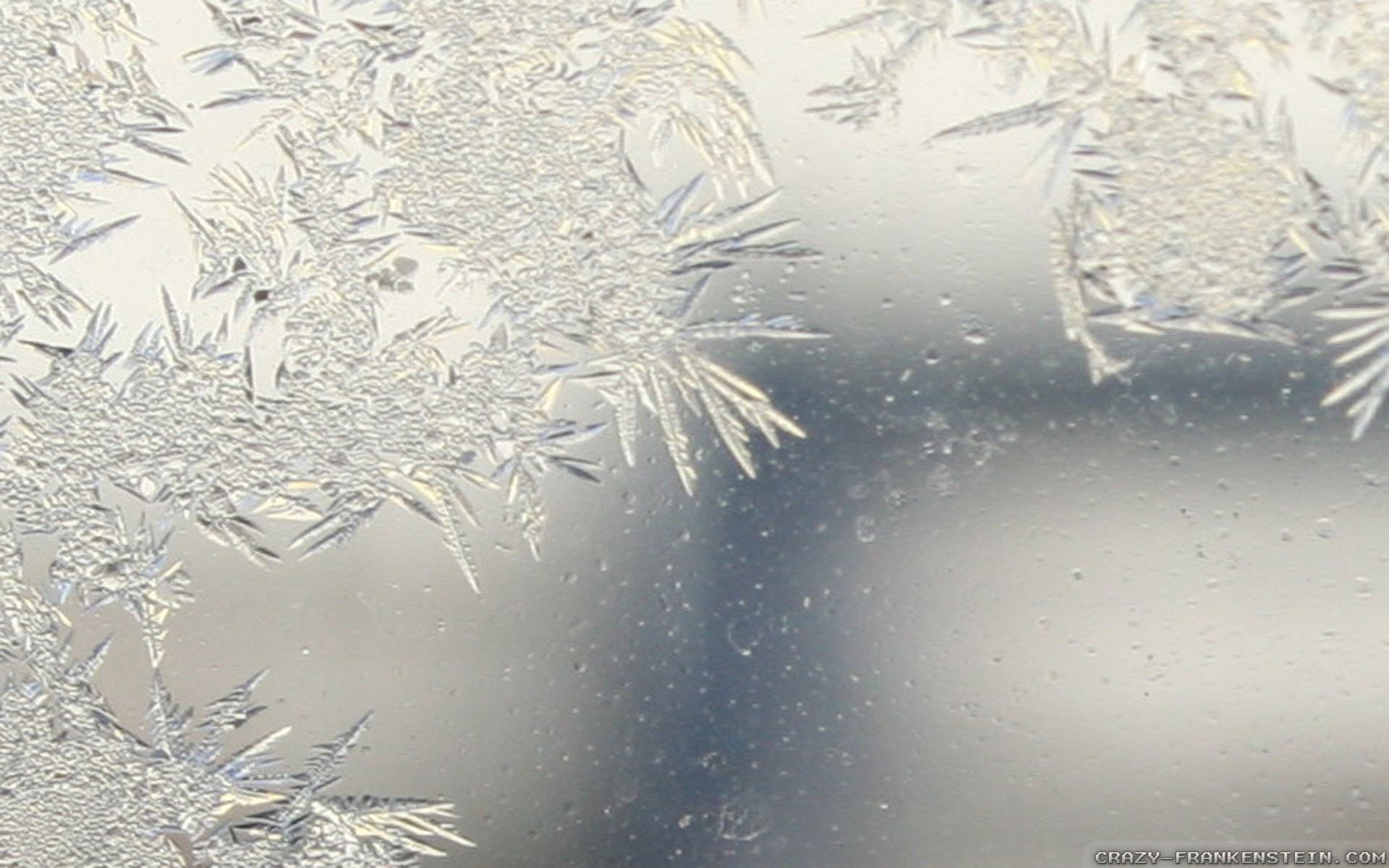 Снежок стекло. Морозное окно. Замерзшее стекло. Замерзшее окно. Морозные узоры на стекле.