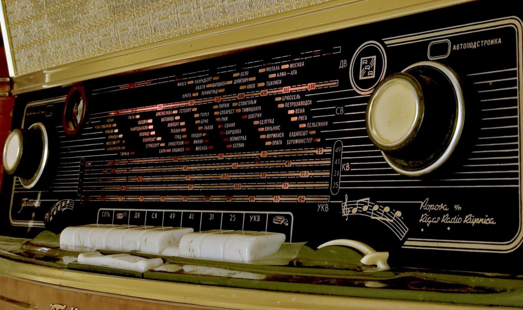 Музыкальные радиостанции. Радиоприемник на столе. Радиоприемники 1920-х годов. Радио фото. Музыкальные фм радио