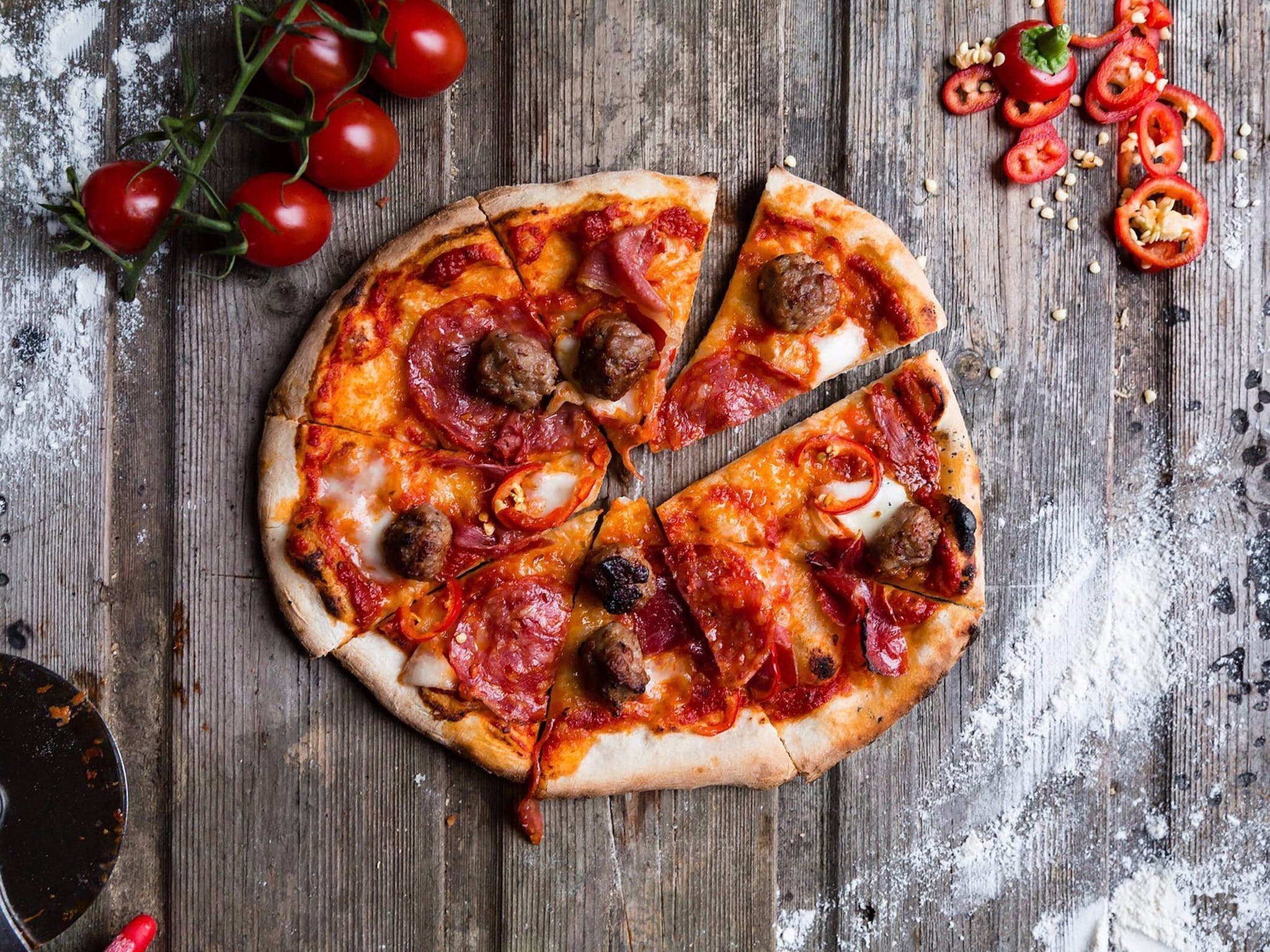 Pizzamore. Пицца на Красном фоне. Доска для пиццы деревянная. Пицца на деревянном столе. Пицца на темном деревянном фоне.