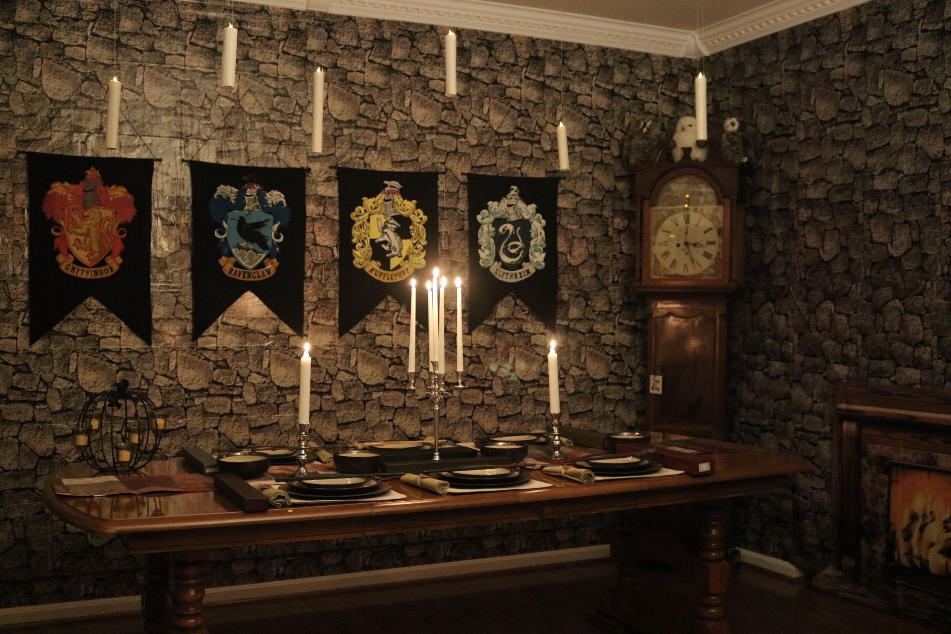 Harry potter table. Интерьеры Хогвартса из Гарри Поттера. Кафе Гарри Поттер, Хогвартс. Хогвартс интерьер Слизерин. Хогвартс гостиная Гриффиндора.