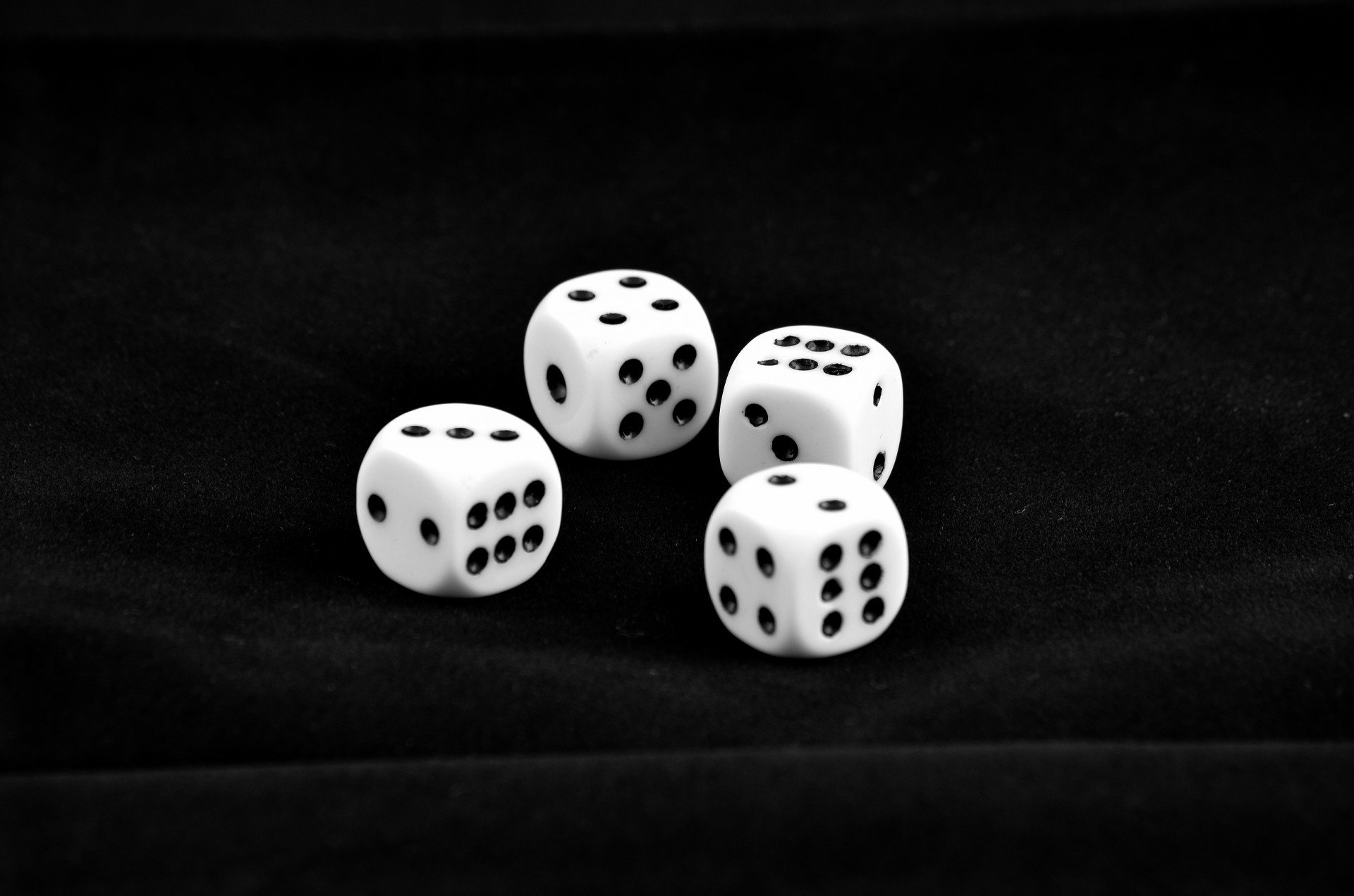 Dice. Кости игральные. Игральные кубики. Игральные кости красивые. Игральные кости на черном фоне.