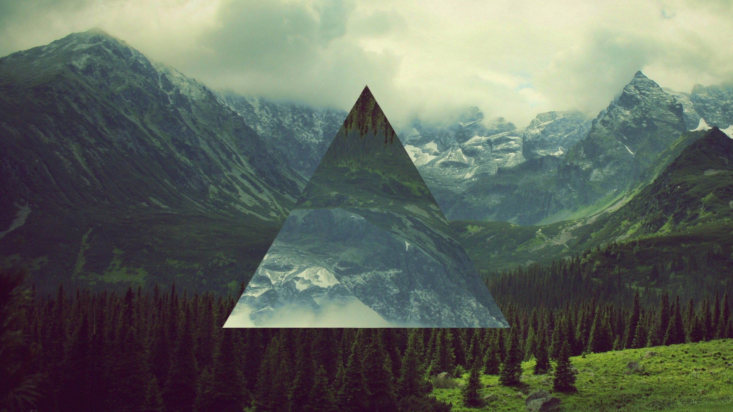 Экран компьютера треугольниками. Polyscape эффект. Горы. Треугольная гора. Хипстерский треугольник.