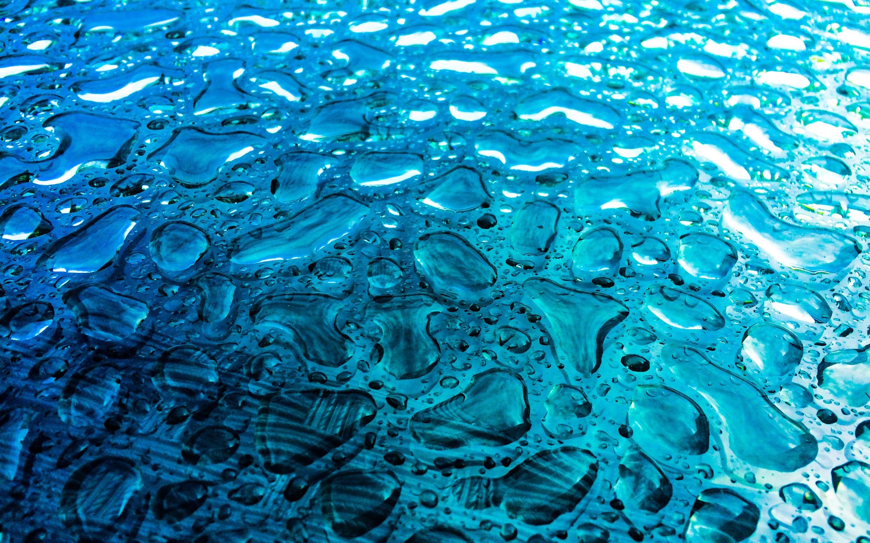 На поверхность воды капают. Вода фон. Голубая вода. Картинки на рабочий стол вода. Водный фон.