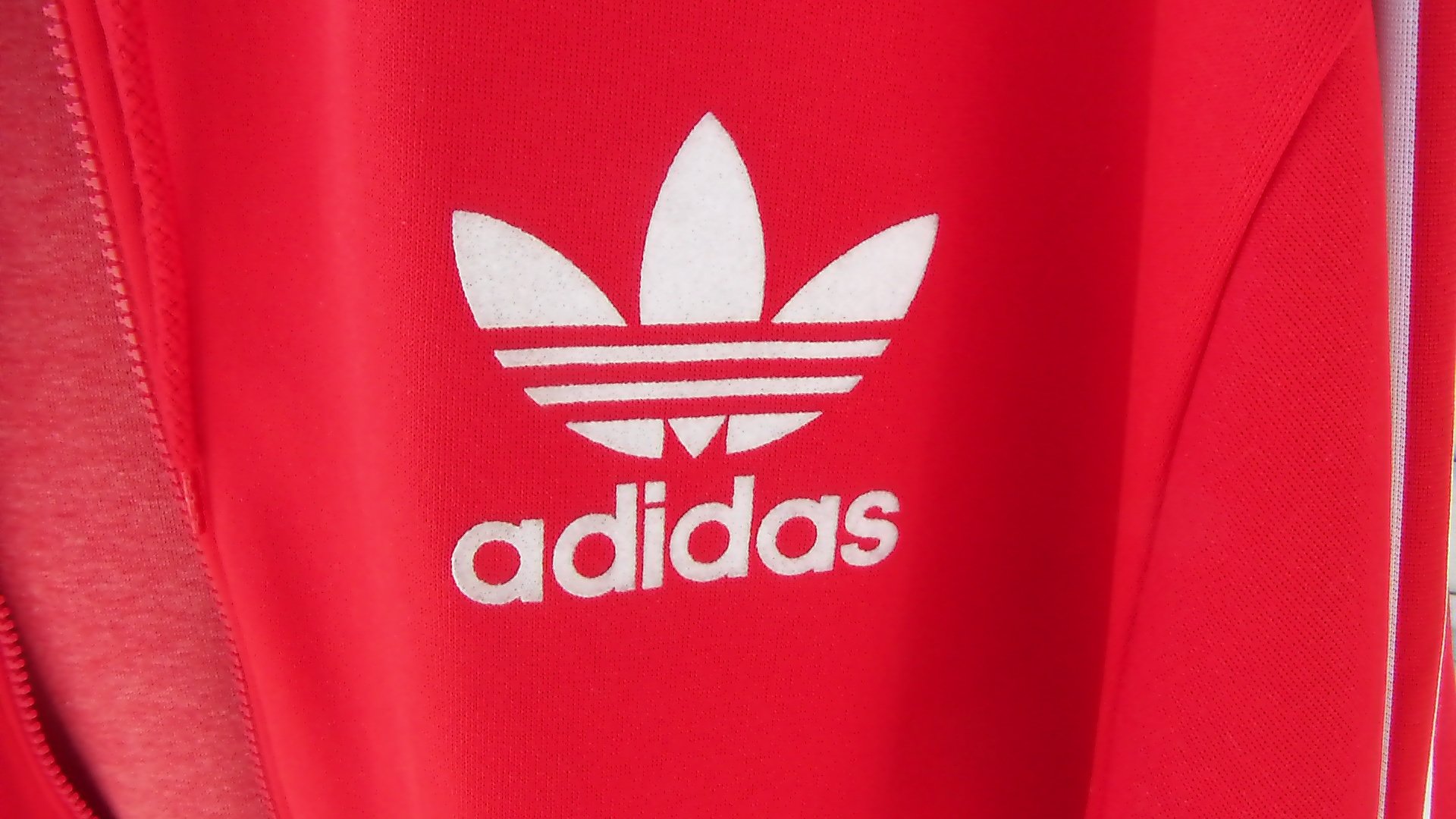 Adidas фирменный знак