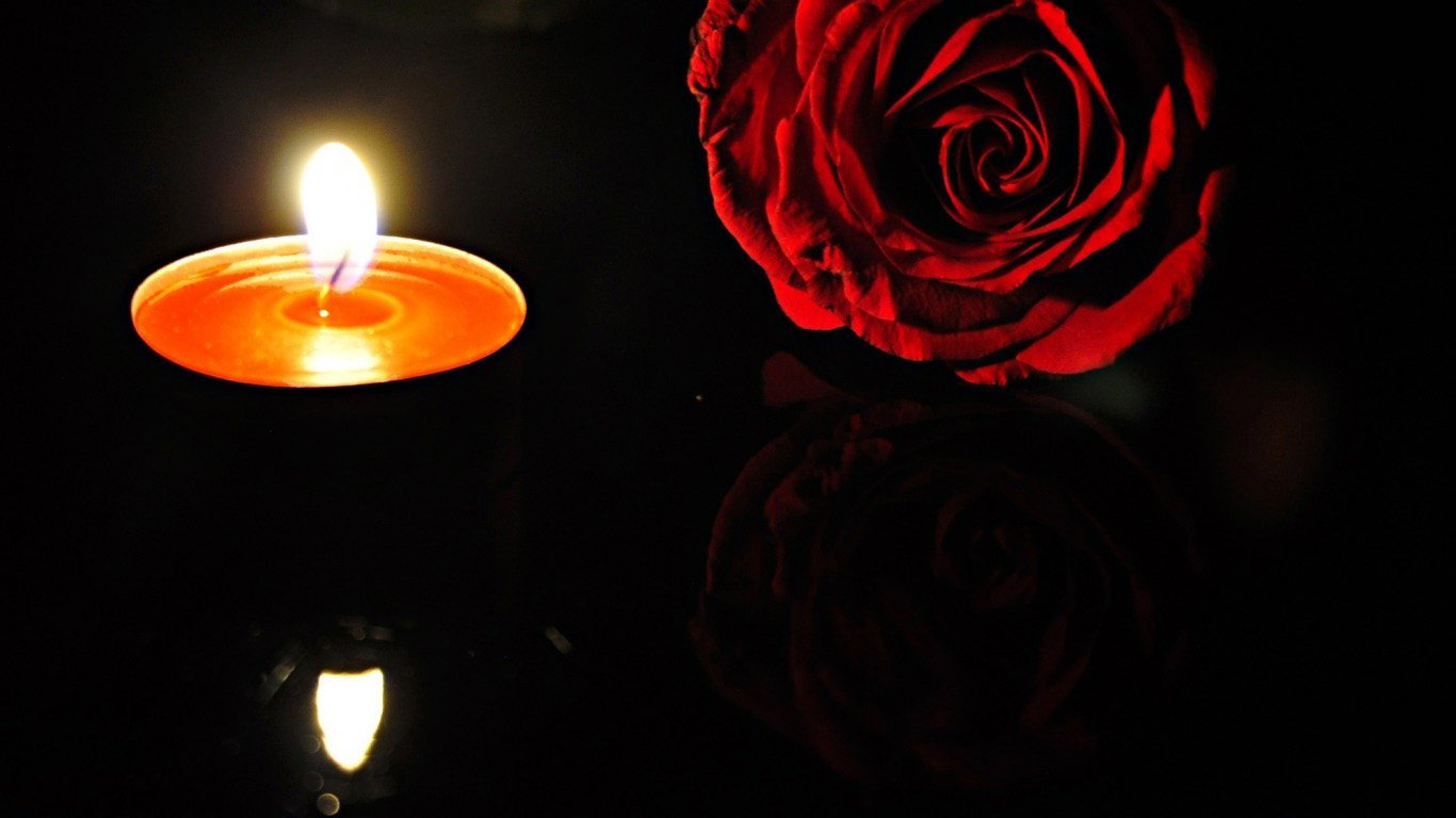 Траур это простыми словами. Траурные цветы. Траурные розы. Траурная свеча. Свеча скорби.