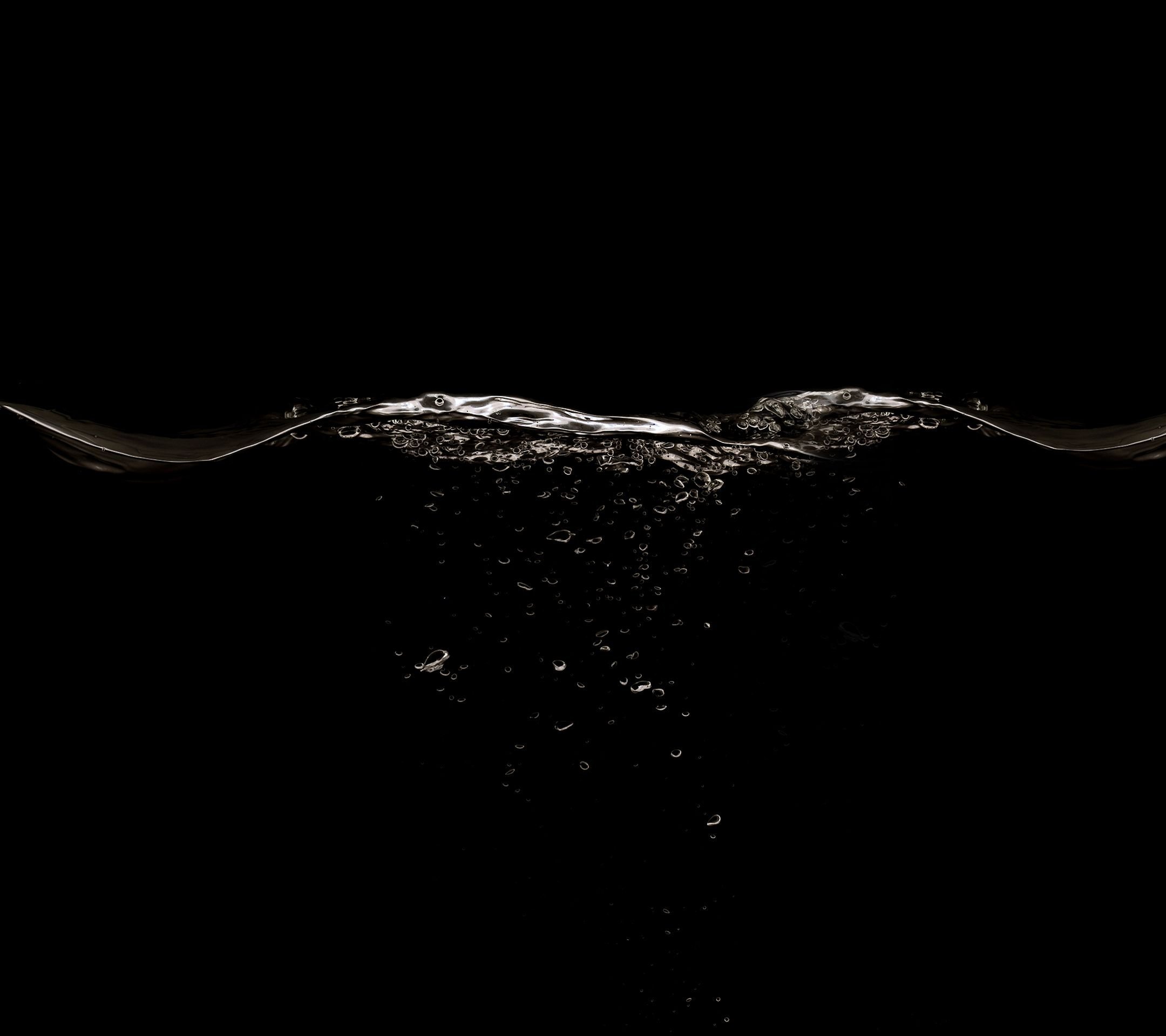Вода на черном фоне. Черное на черном фоне. Черная вода. Вода на темном фоне.