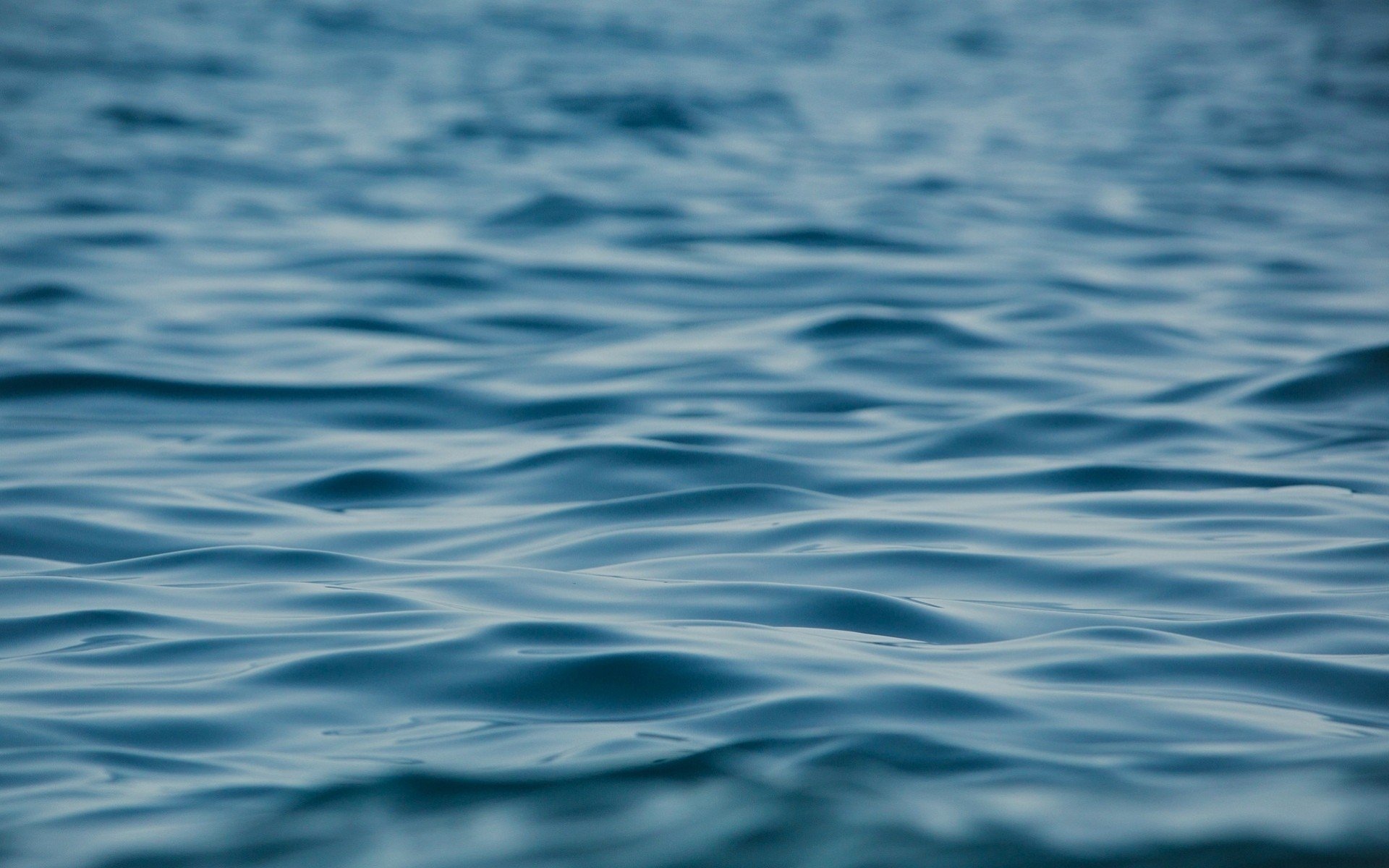 Синяя гладь. Море вода. Волны на воде.