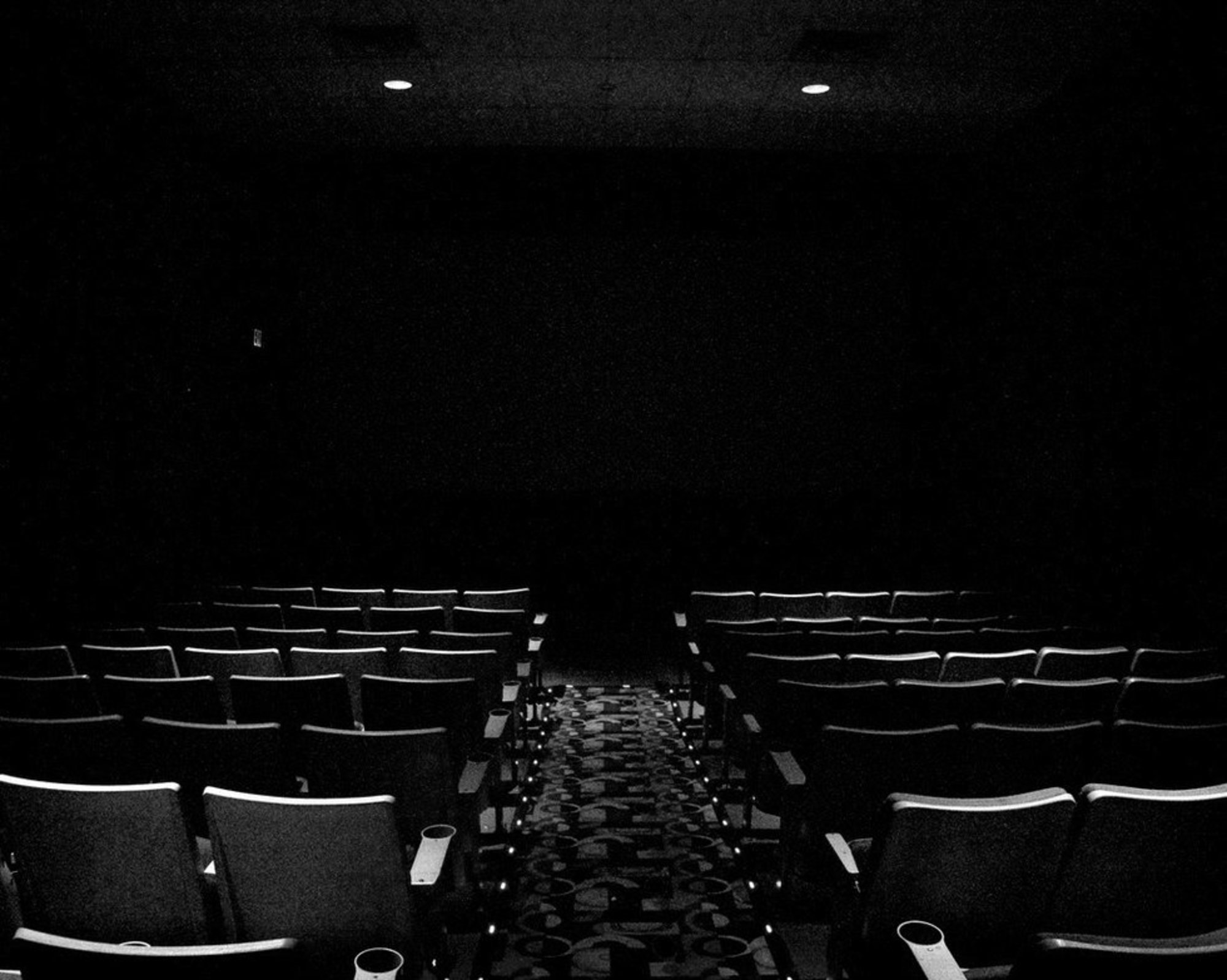 Темный кинозал