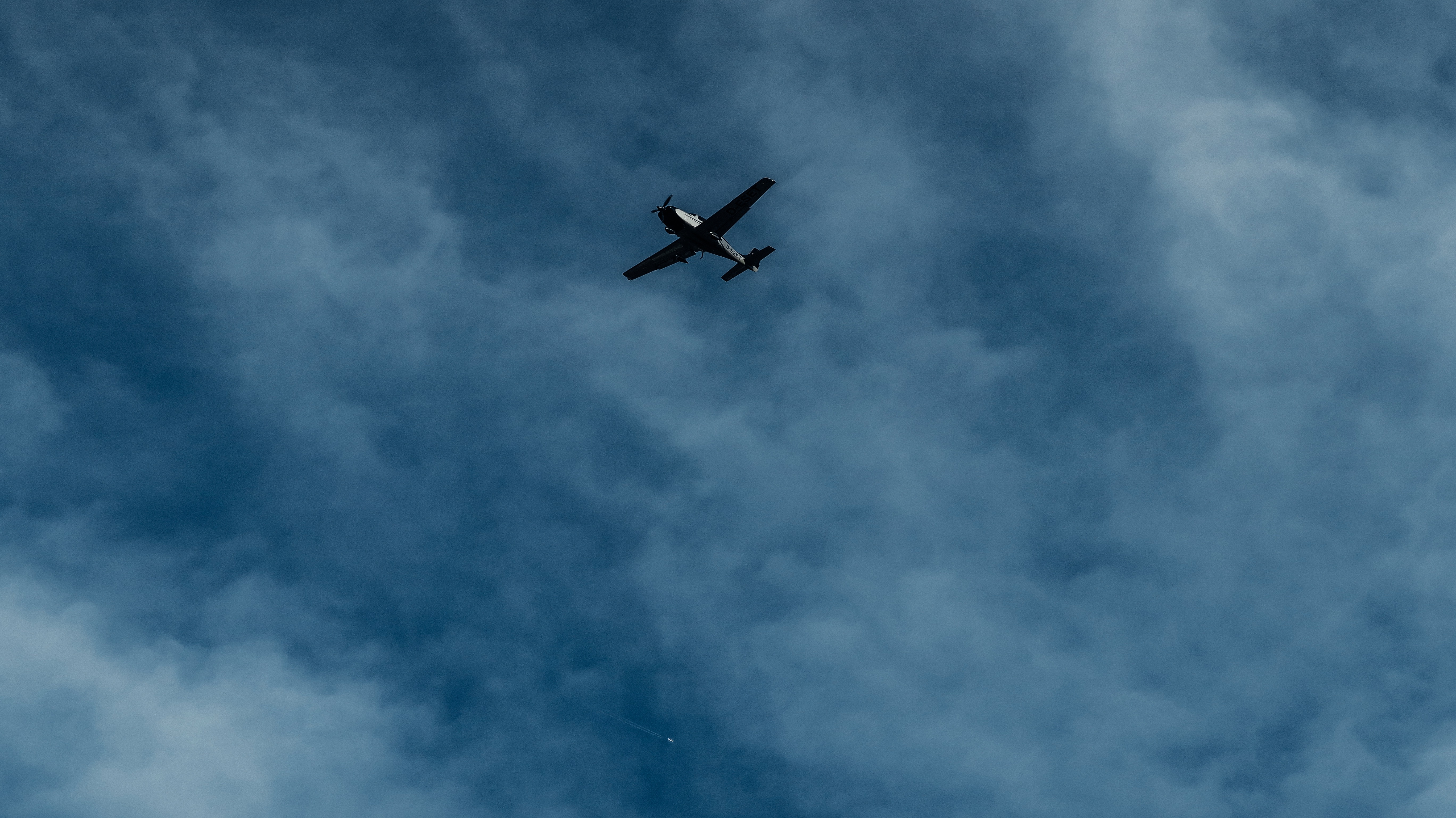 Бомбардировщик в небе. Самолет в небе. Самолет вдалеке. Самолет в далеке. Самолет в голубом небе.