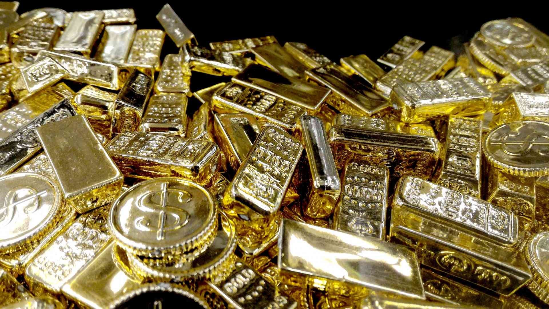Золото станет деньгами. Богатство драгоценности. Слиток золотой. Деньги золото. Золотые монеты и драгоценности.
