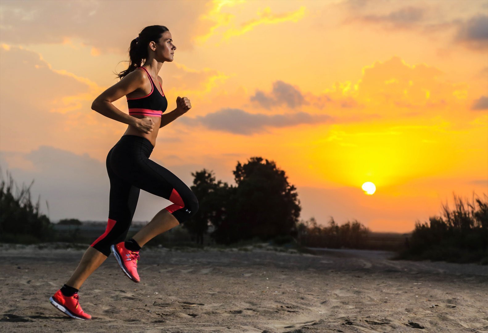 Woman who run. Девушка бегает. Девушка бежит. Бег девушки. Спортивная девушка бегает.