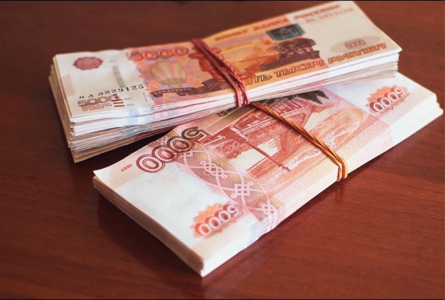 Прибыль 500 000 рублей. Пятитысячная купюра. Пачка денег. Деньги рубли. Пятитысячные купюры в руках.
