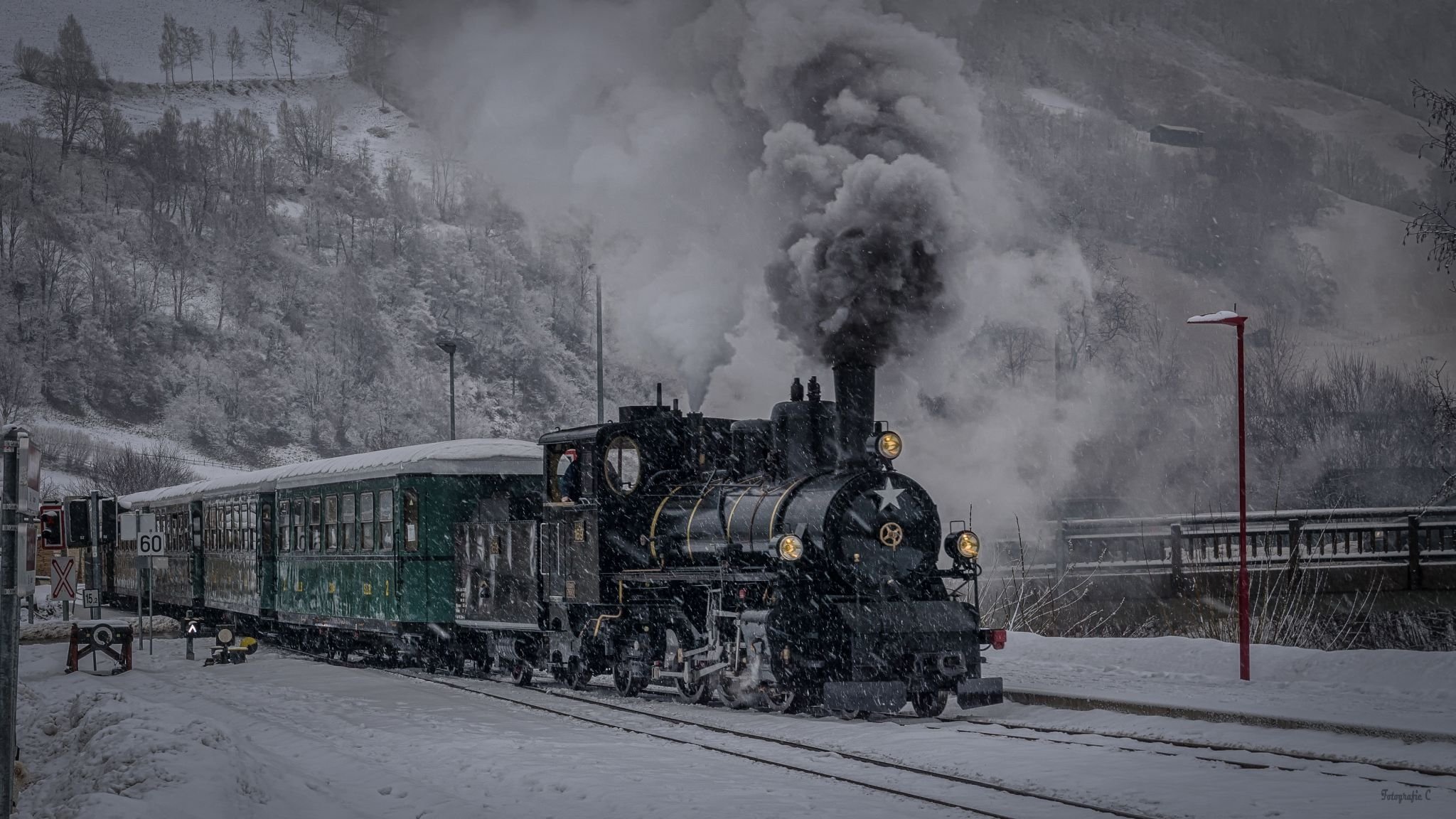 Старинный поезд зимой