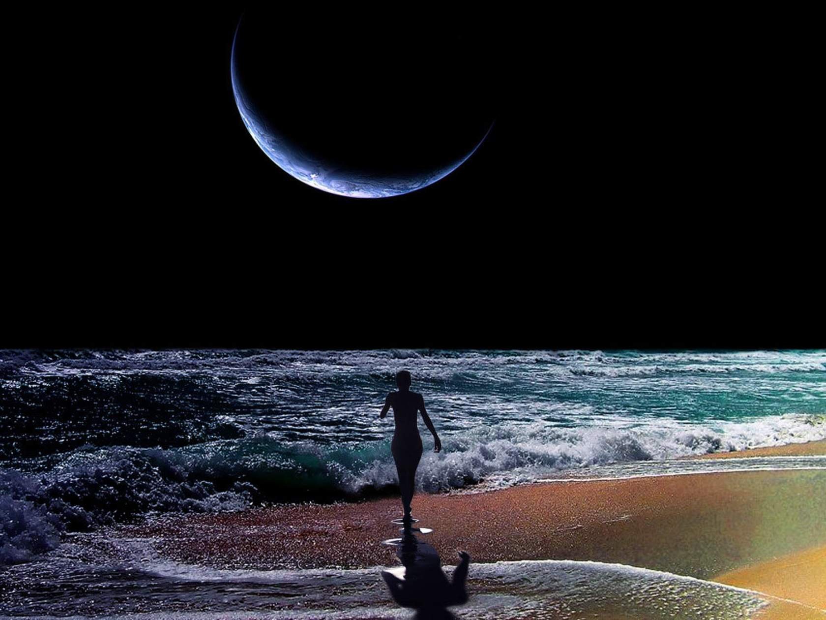 Луна вода притяжение. Ночное море. Ночь в море. Луна и море. Ночное море и девушки.