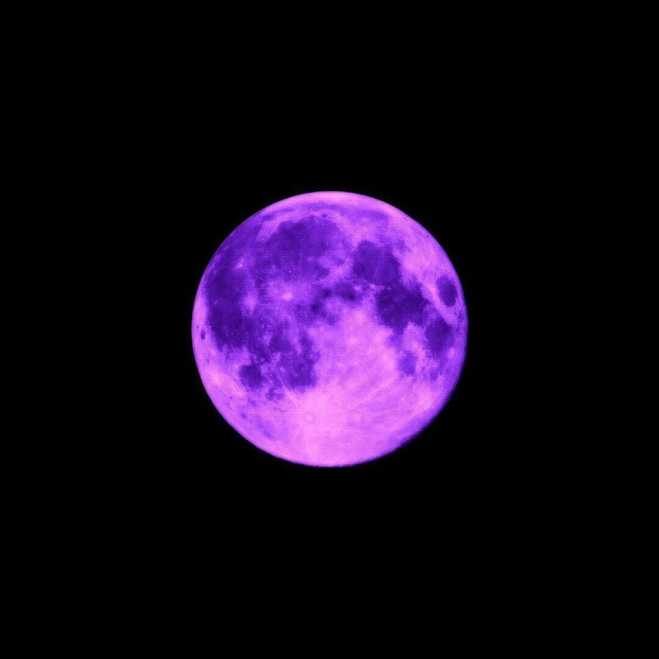 Планета фиолетового цвета