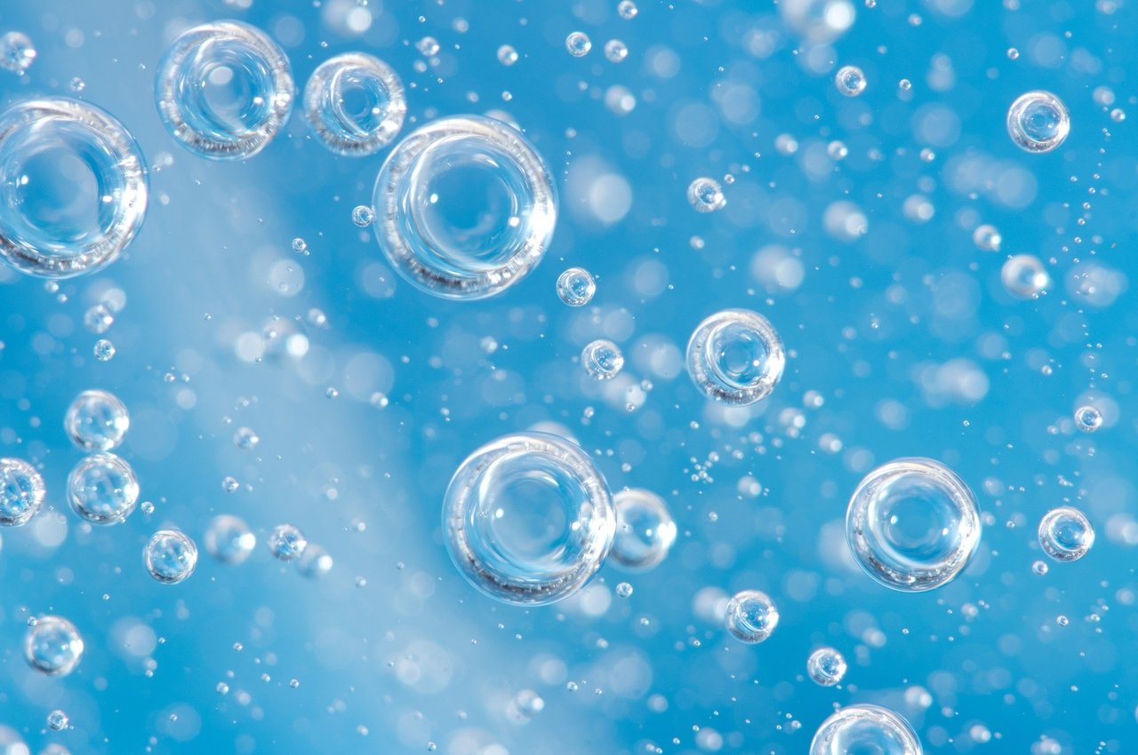 Пузырьки воздуха на теле в воде
