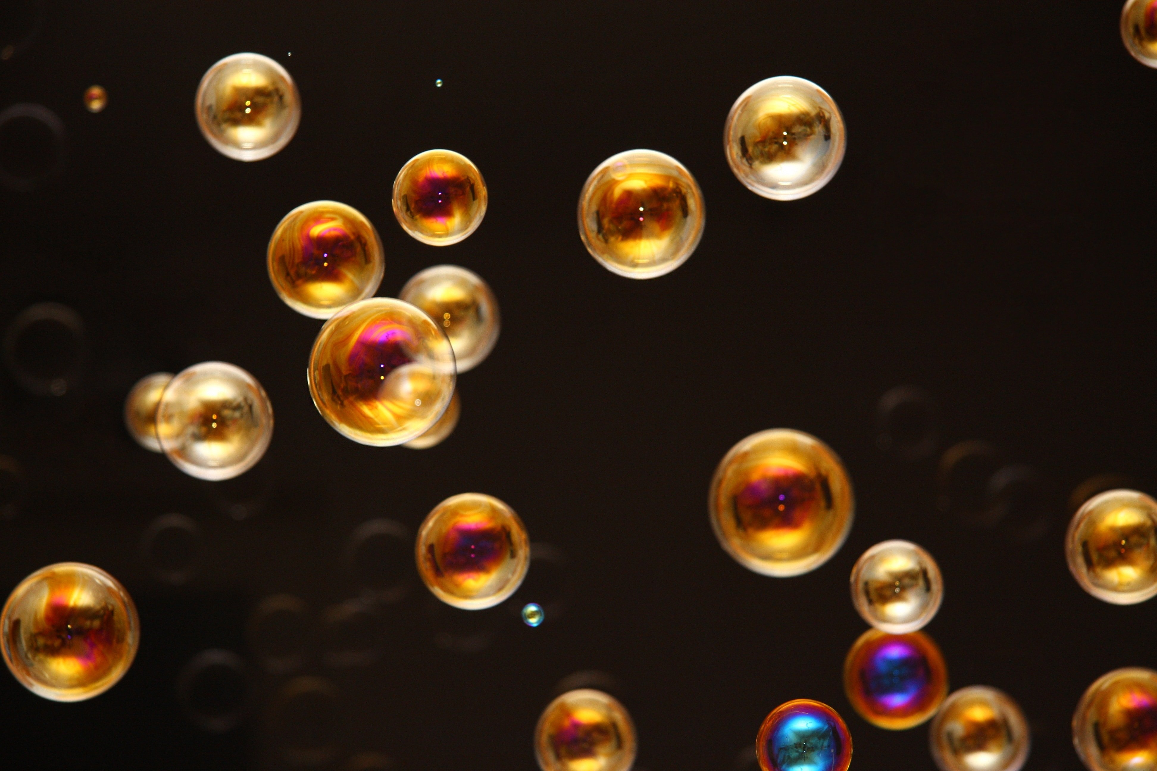 Пузырьки в голове. Мыльные пузыри. Картинки на рабочий стол мыльные пузыри. Разноцветные пузыри. Золотые пузырьки.