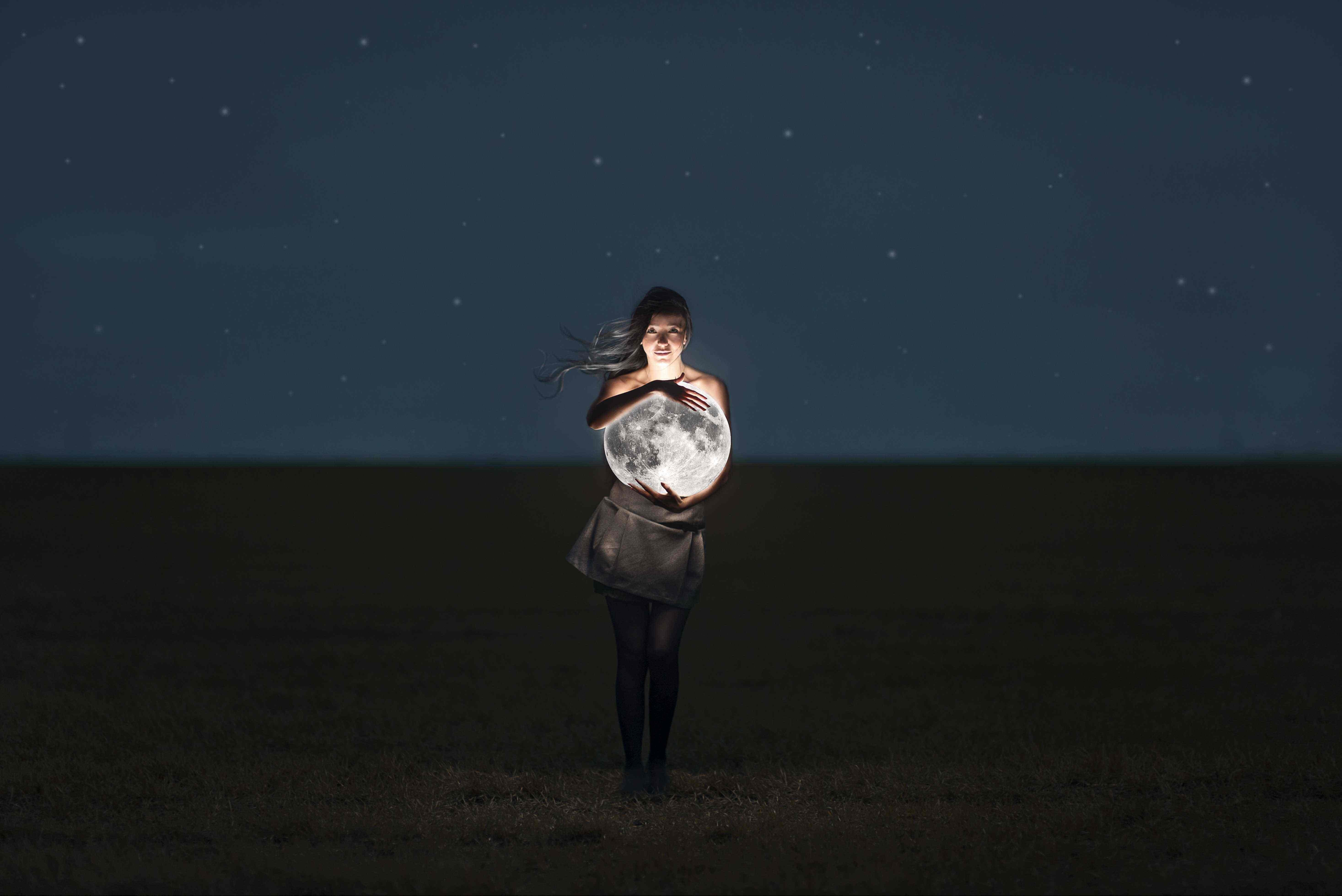 Лунная болезнь. Девушка-Луна. Девушка с луной в руках. Девочка держит луну. Девушка держит луну.