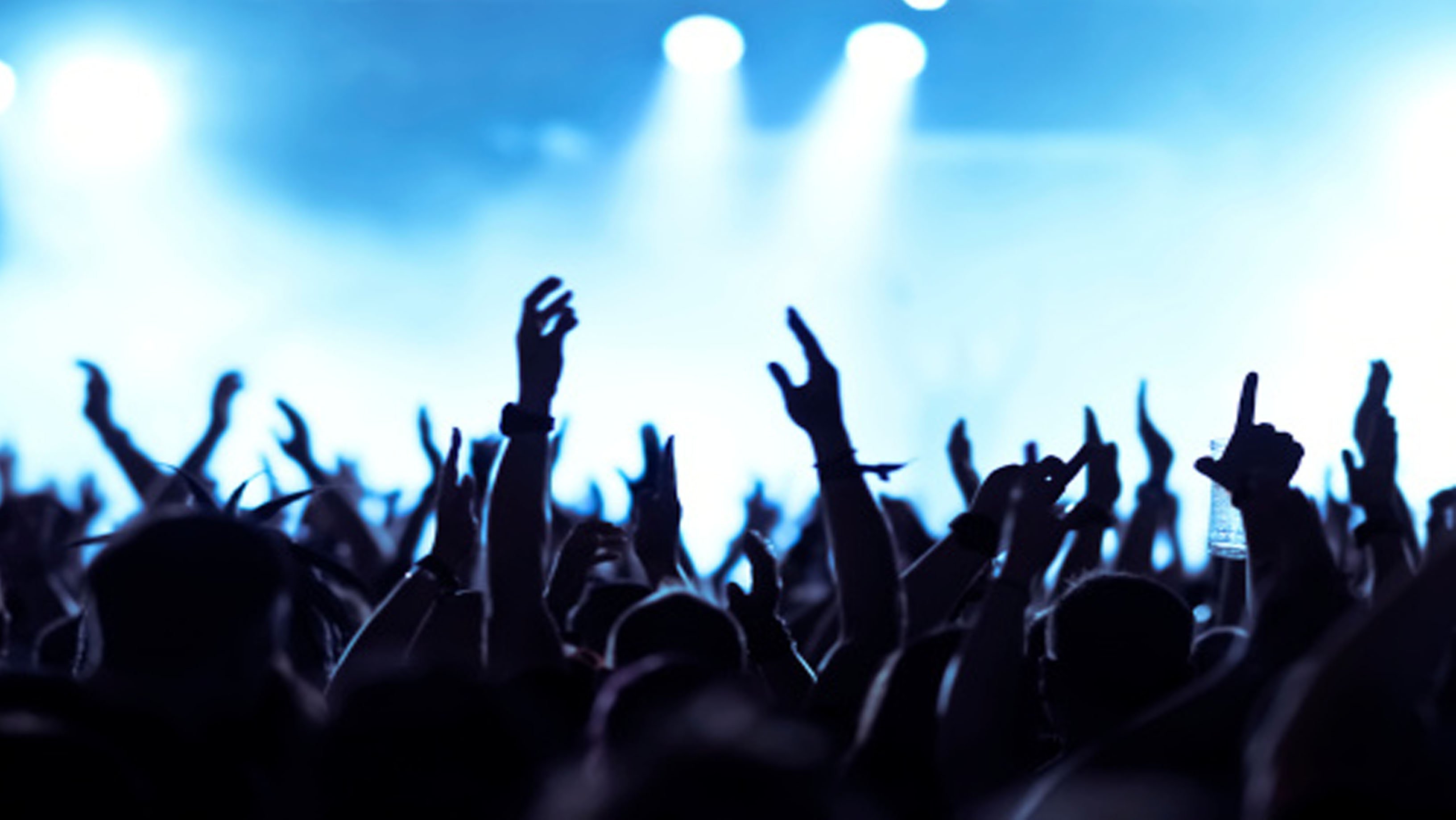 Люди на рок концерте. Толпа на концерте. Рок концерт. Толпа с поднятыми руками. Толпа людей на концерте.