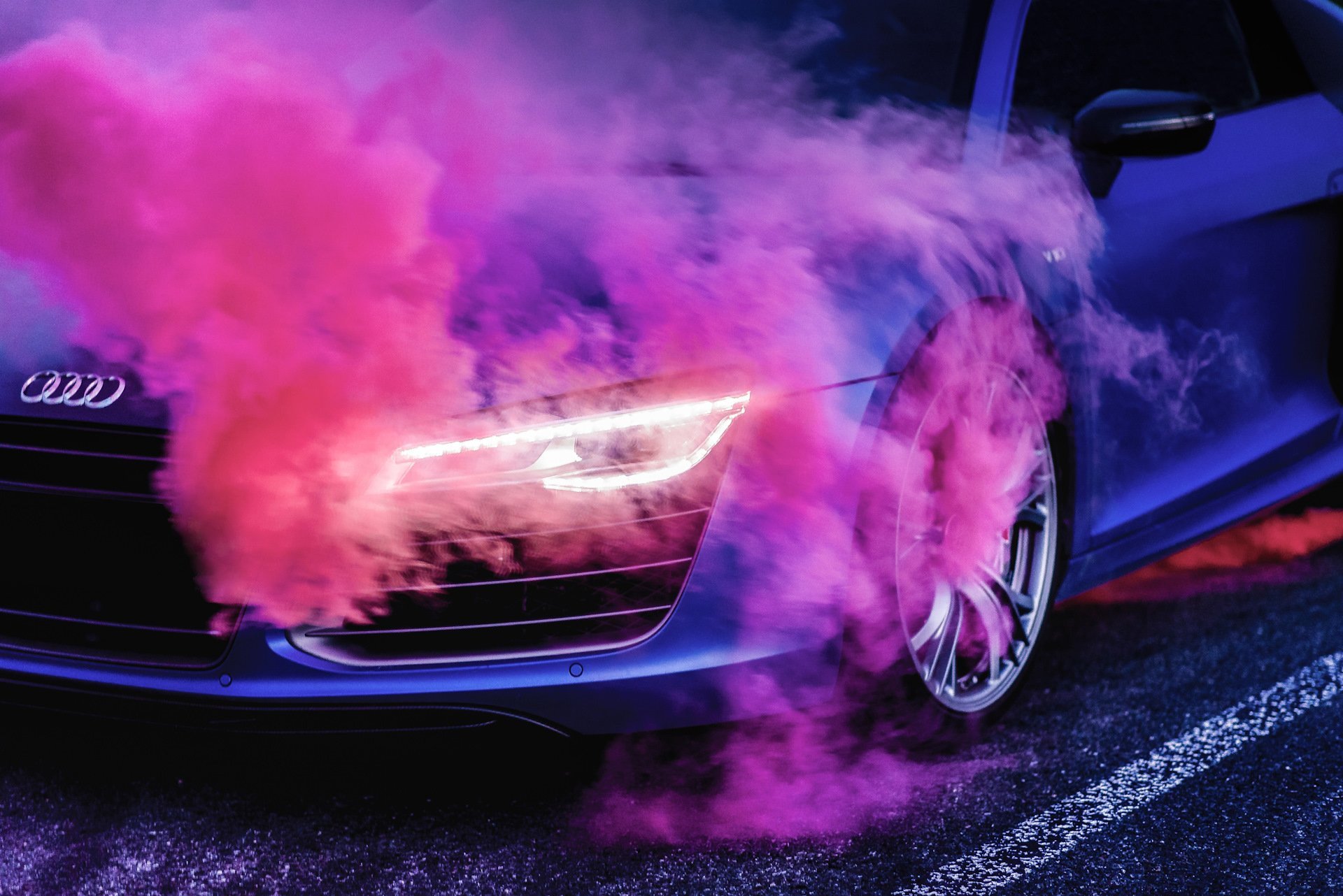 Дым басс. Audi r8 фиолетовая. Дым машина. Фиолетовая машина. Крутые машины.