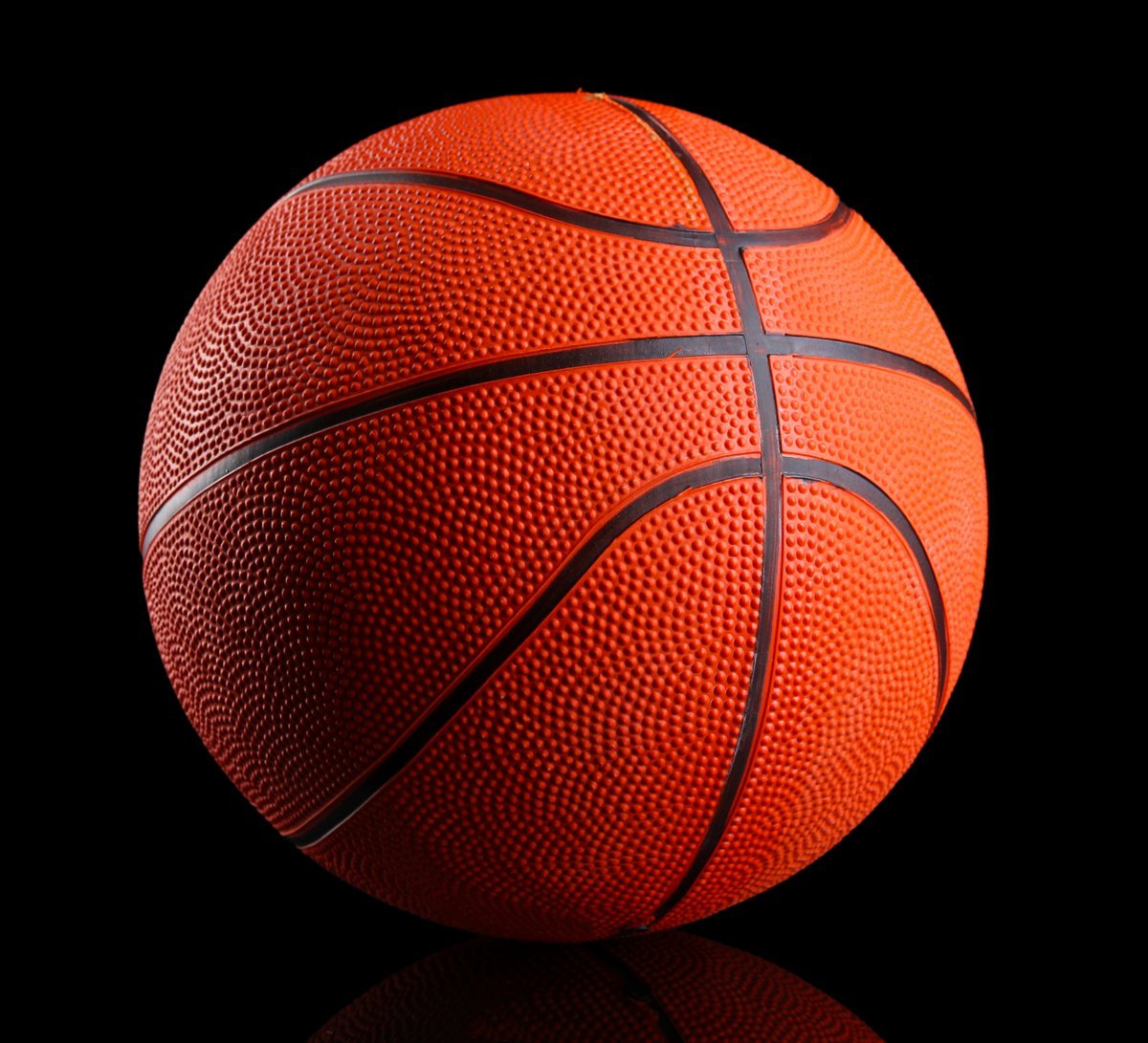 Баскетбольный мяч на темном фоне