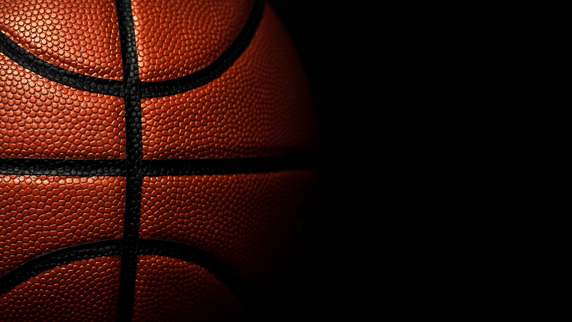 Мяч баскетбольный в верху на темном фоне