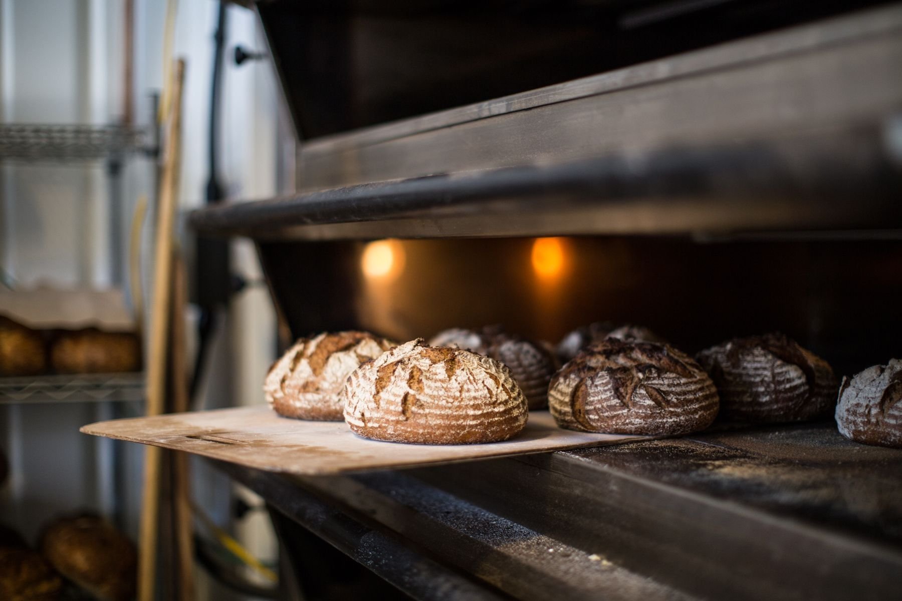 Кондитерский хлеб. Пекарня e5 Bakehouse. E5 Bakehouse прилавок. Пекарня фотосессия. Красивая пекарня.