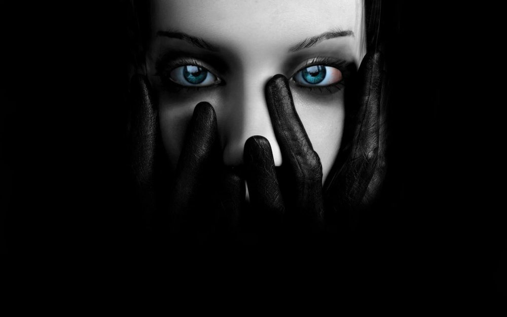 Глаза девушки в темноте