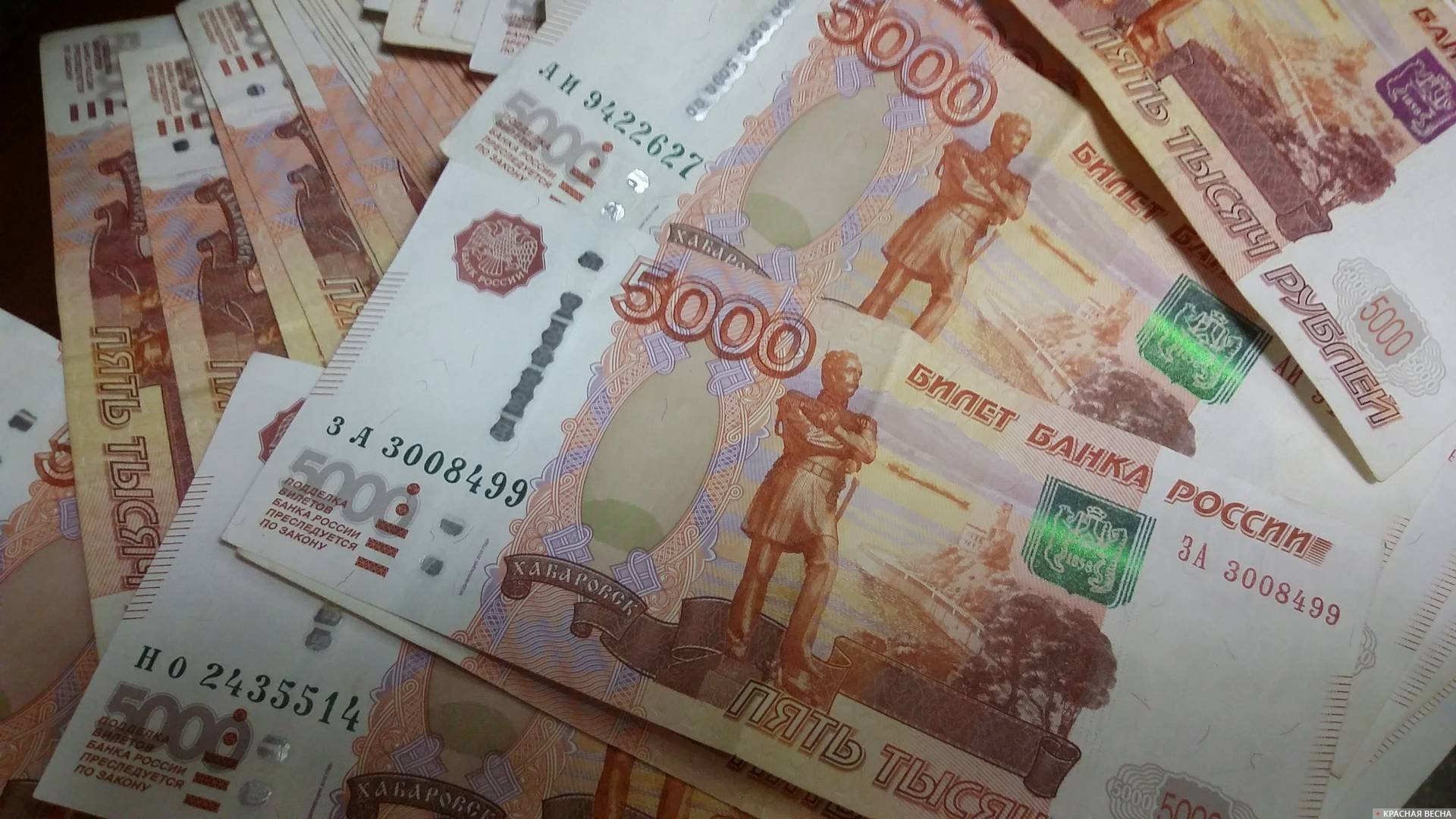 На столе 100 купюр. Пятитысячная купюра. Много рублей. Деньги рубли. Пятитысячные купюры обои.