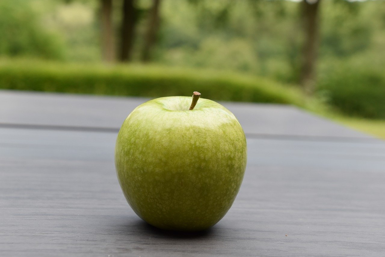 Ребенку можно свежее яблоко. Эпл Грин яблоко. Яблоки зеленые. Яблоко на столе. Зеленые яблоки на столе.