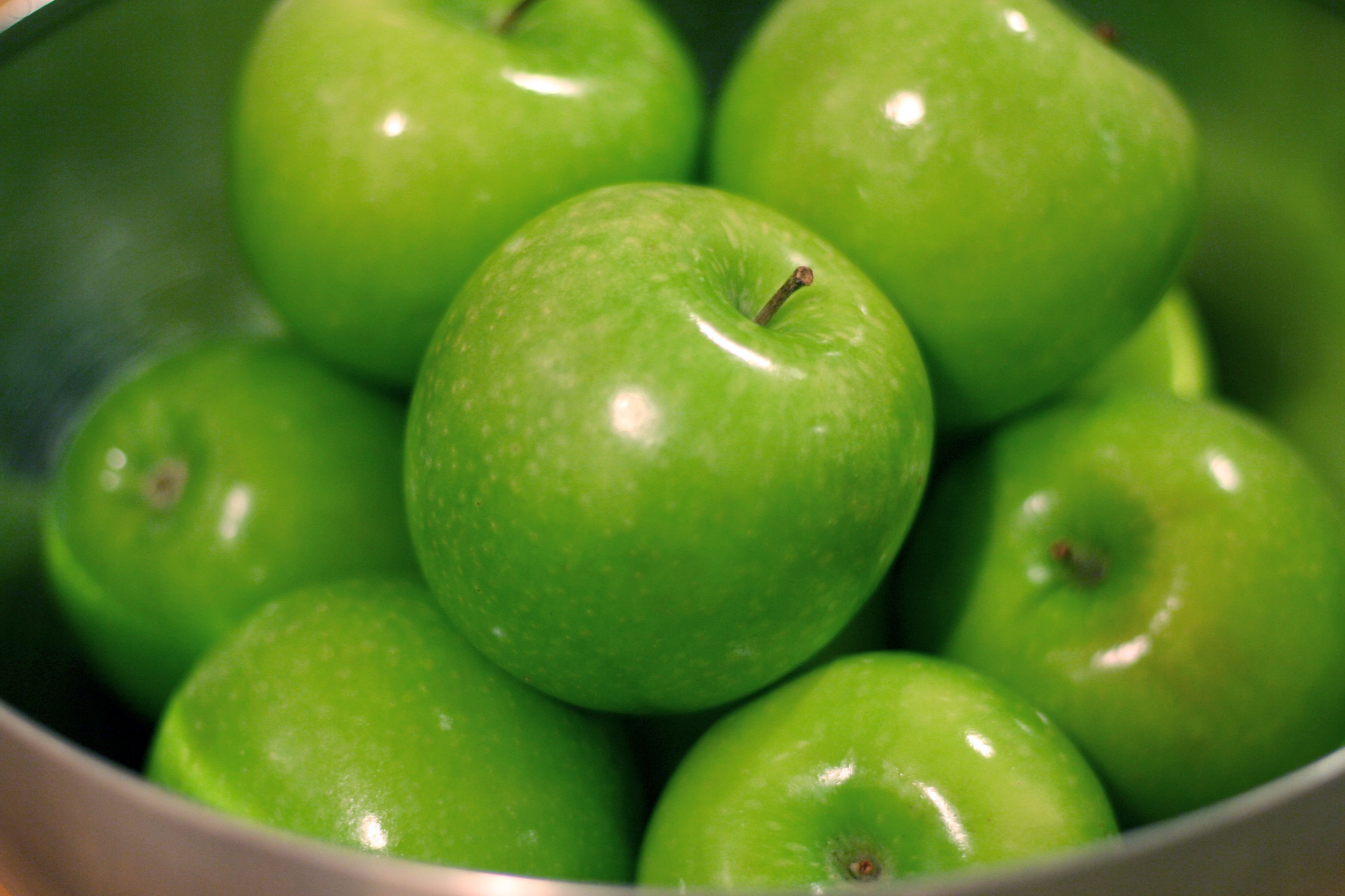 Я хочу зеленое яблоко прямо. Яблоки Грин Грин. Яблоки зеленые. Полупрозрачные зеленые яблоки. Потные зеленые яблоки.