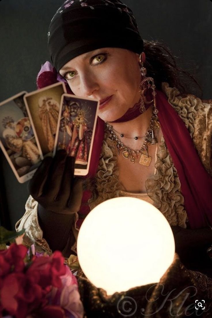 Гадание на цыганских. Таро Fortune Teller. Цыганка гадалка. Цыганская гадалка. Цыганка гадает.