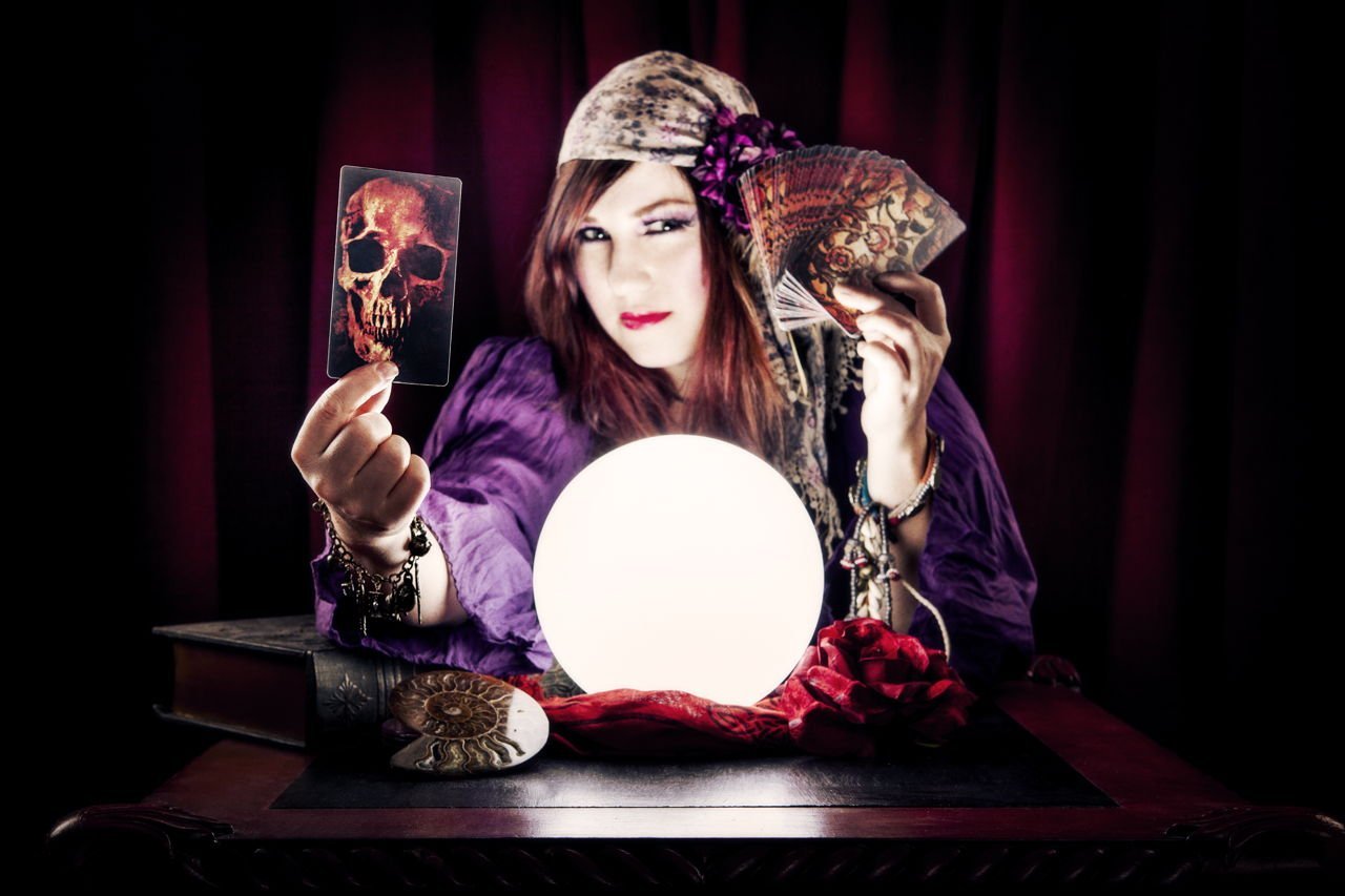 Ясновидящая. Таро Fortune Teller. Гадалка. Красивая гадалка. Гадалка с картами.