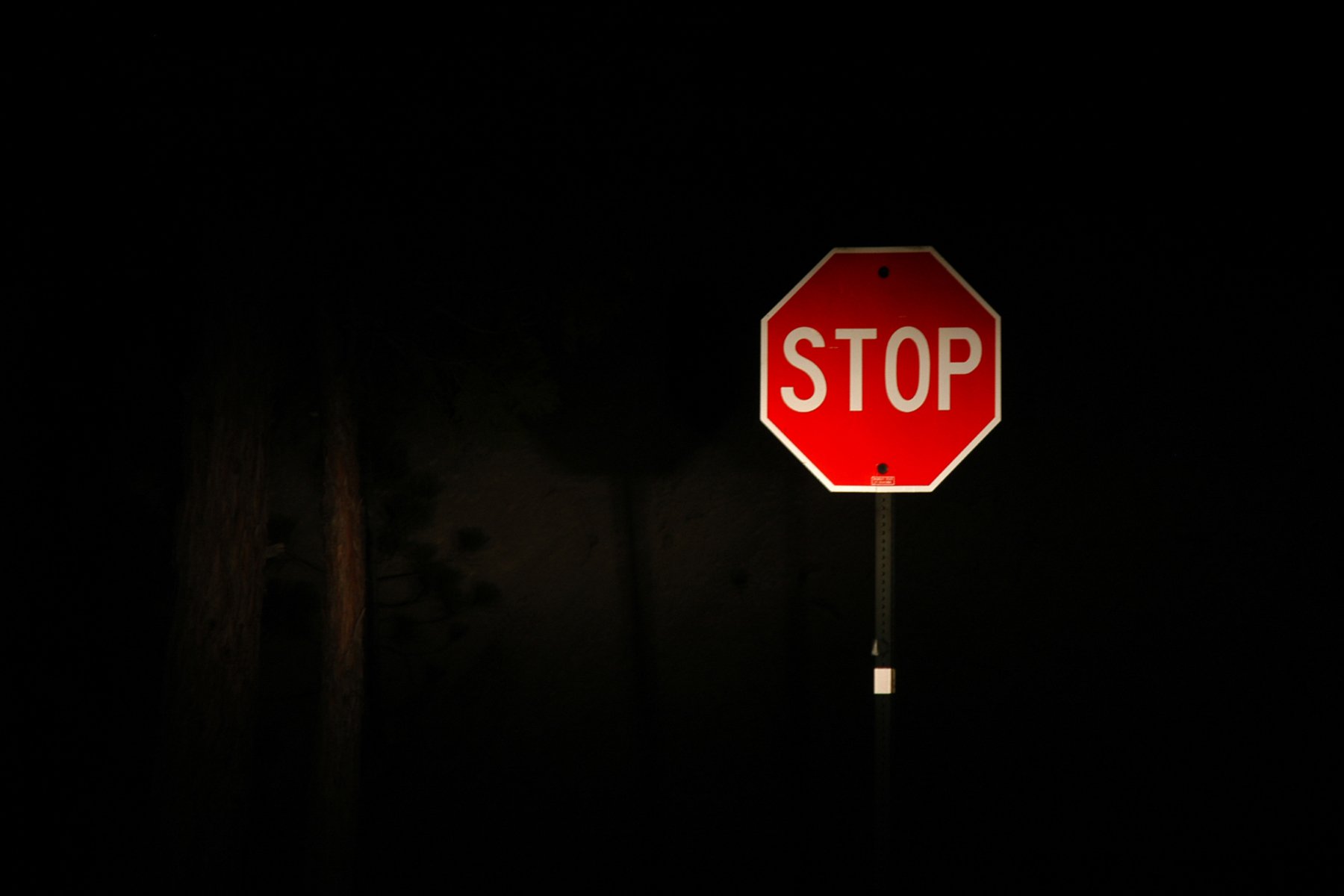 Stop my life. Знак stop. Дорожный знак стоп. Фон стоп. Стоп на черном фоне.