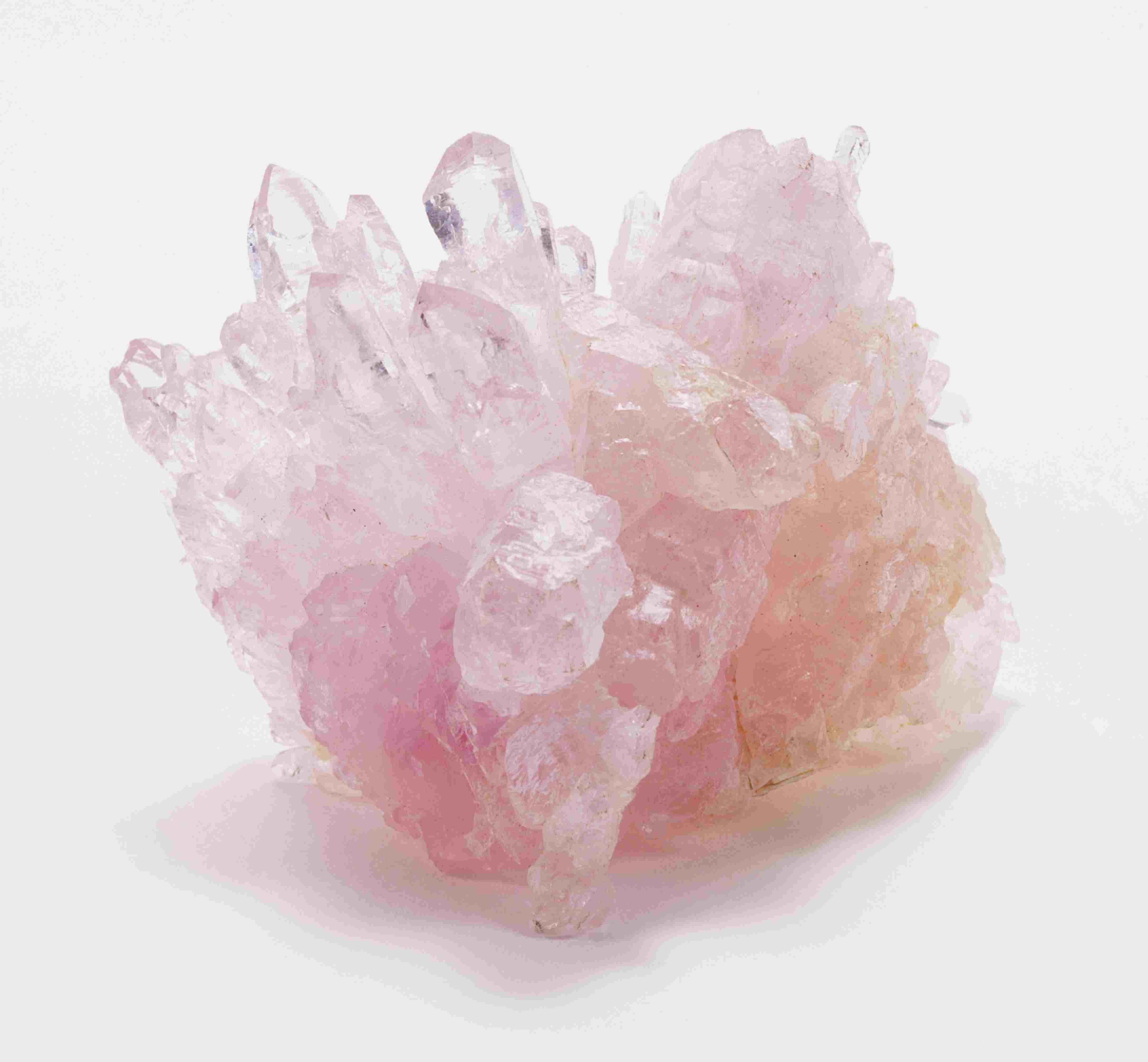 Розово белый камень. САМОЦВЕТ Rose Quartz - Роуз кварц. Розовый кварц Кристалл. Амулет Кристалл розовый кварц. Розовый аметист Кристалл.