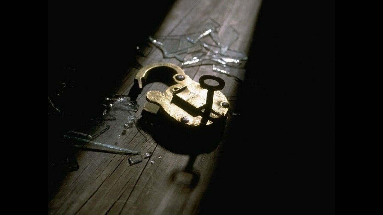 Ключ золотая жила. Замок и ключ. Старинные замки и ключи. Замочная скважина. Ключ в замочной скважине.