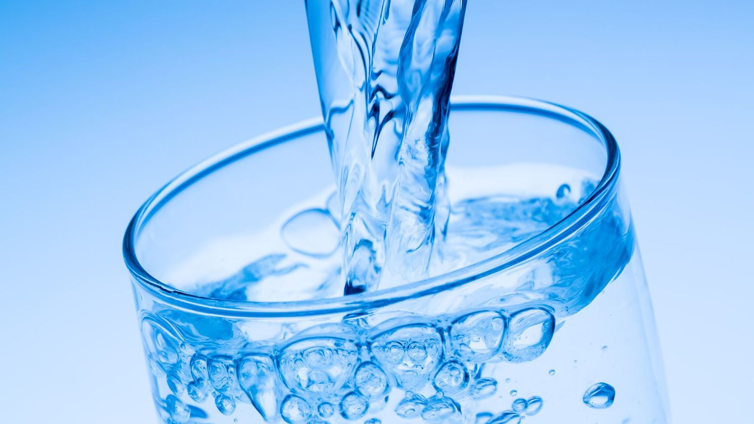 Питьевая вода химия. Чистая вода. Стакан воды. Питьевая вода. Вода льется.